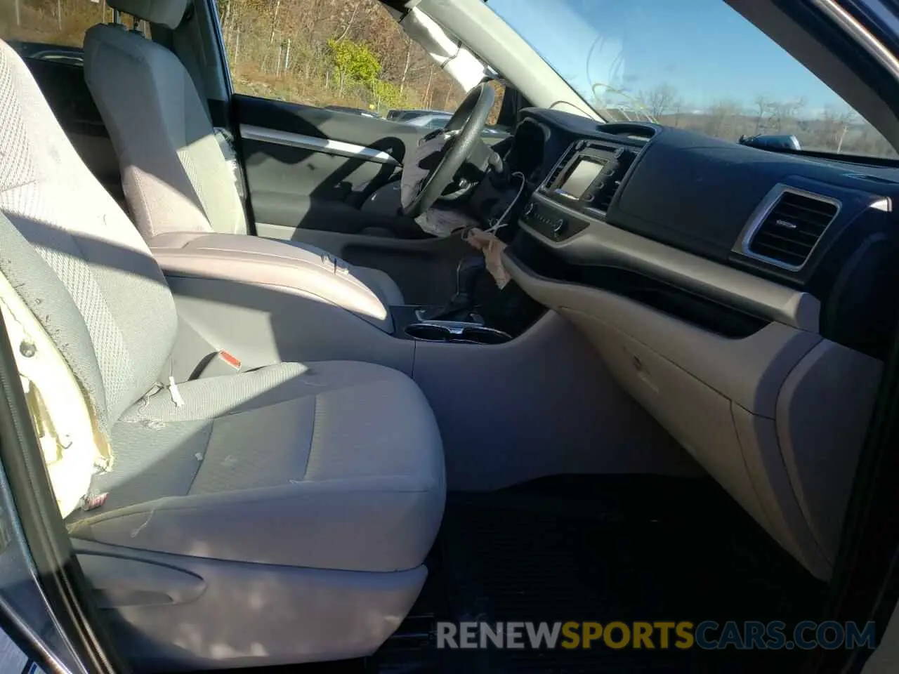 5 Photograph of a damaged car 5TDBZRFHXKS717974 TOYOTA HIGHLANDER 2019