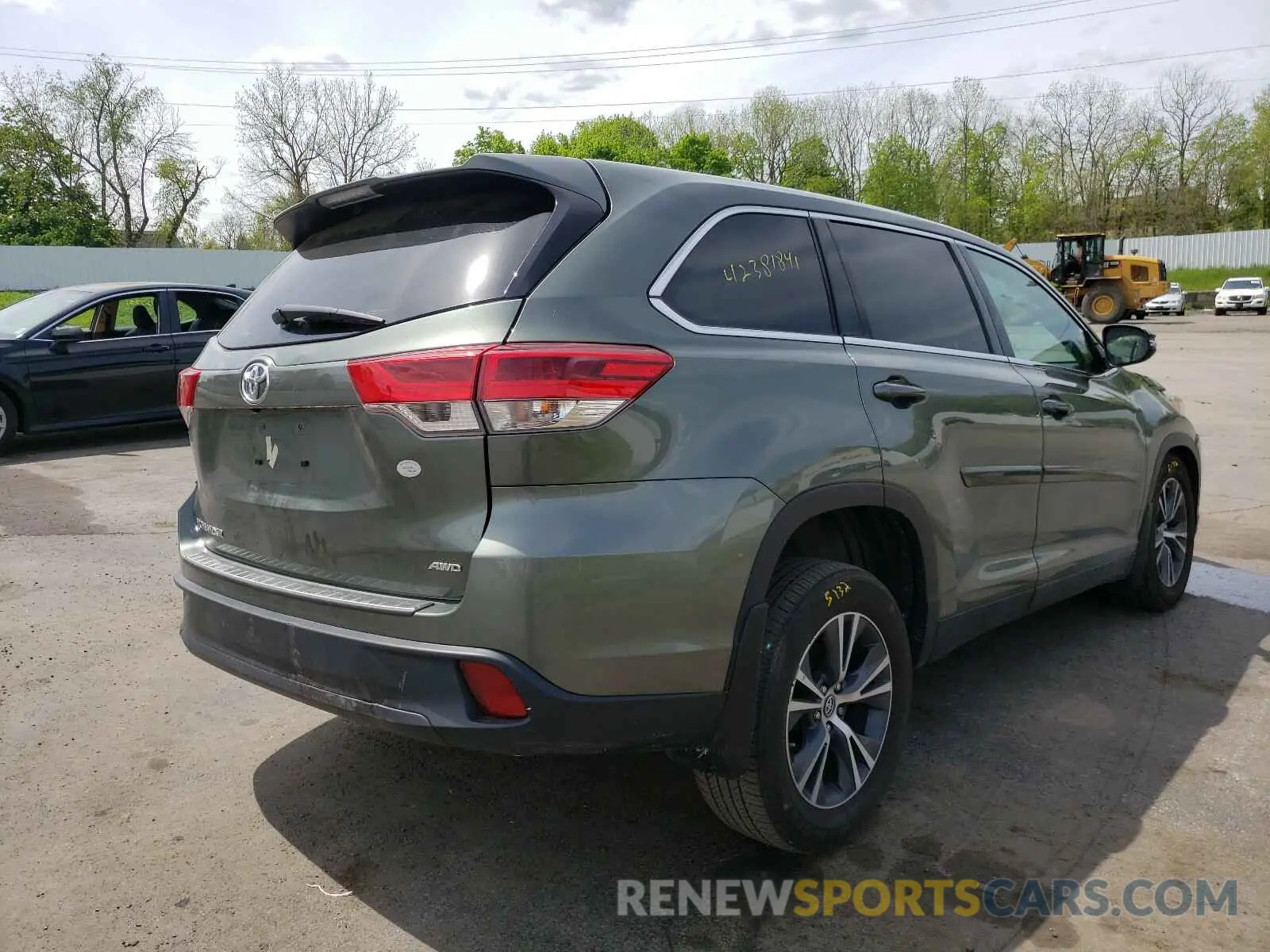 4 Photograph of a damaged car 5TDBZRFHXKS724214 TOYOTA HIGHLANDER 2019