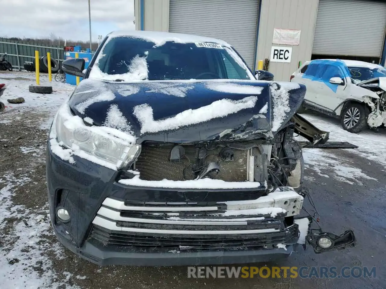 5 Photograph of a damaged car 5TDBZRFHXKS919133 TOYOTA HIGHLANDER 2019