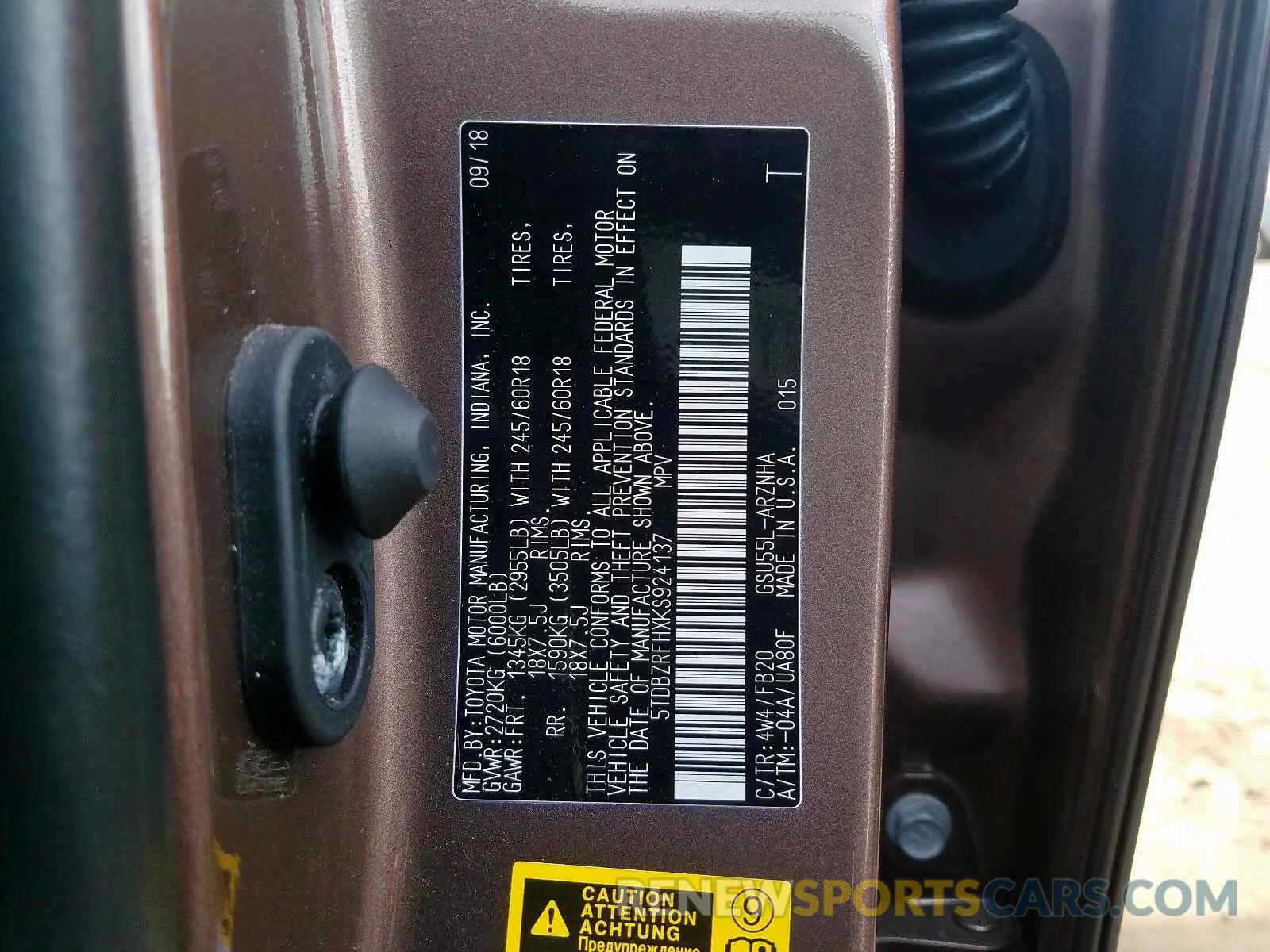 10 Photograph of a damaged car 5TDBZRFHXKS924137 TOYOTA HIGHLANDER 2019