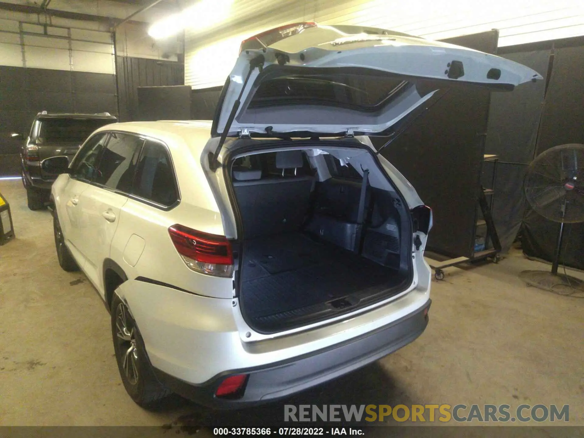 3 Фотография поврежденного автомобиля 5TDBZRFHXKS983818 TOYOTA HIGHLANDER 2019