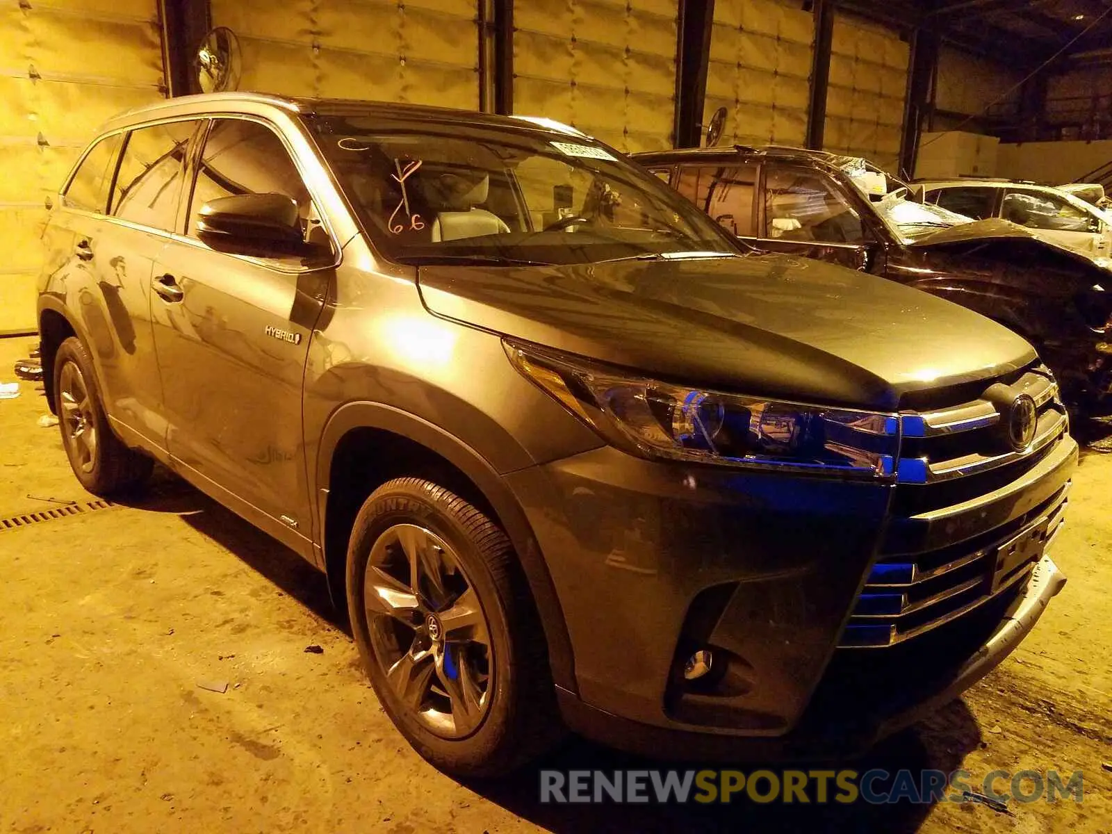 1 Photograph of a damaged car 5TDDGRFH0KS054137 TOYOTA HIGHLANDER 2019
