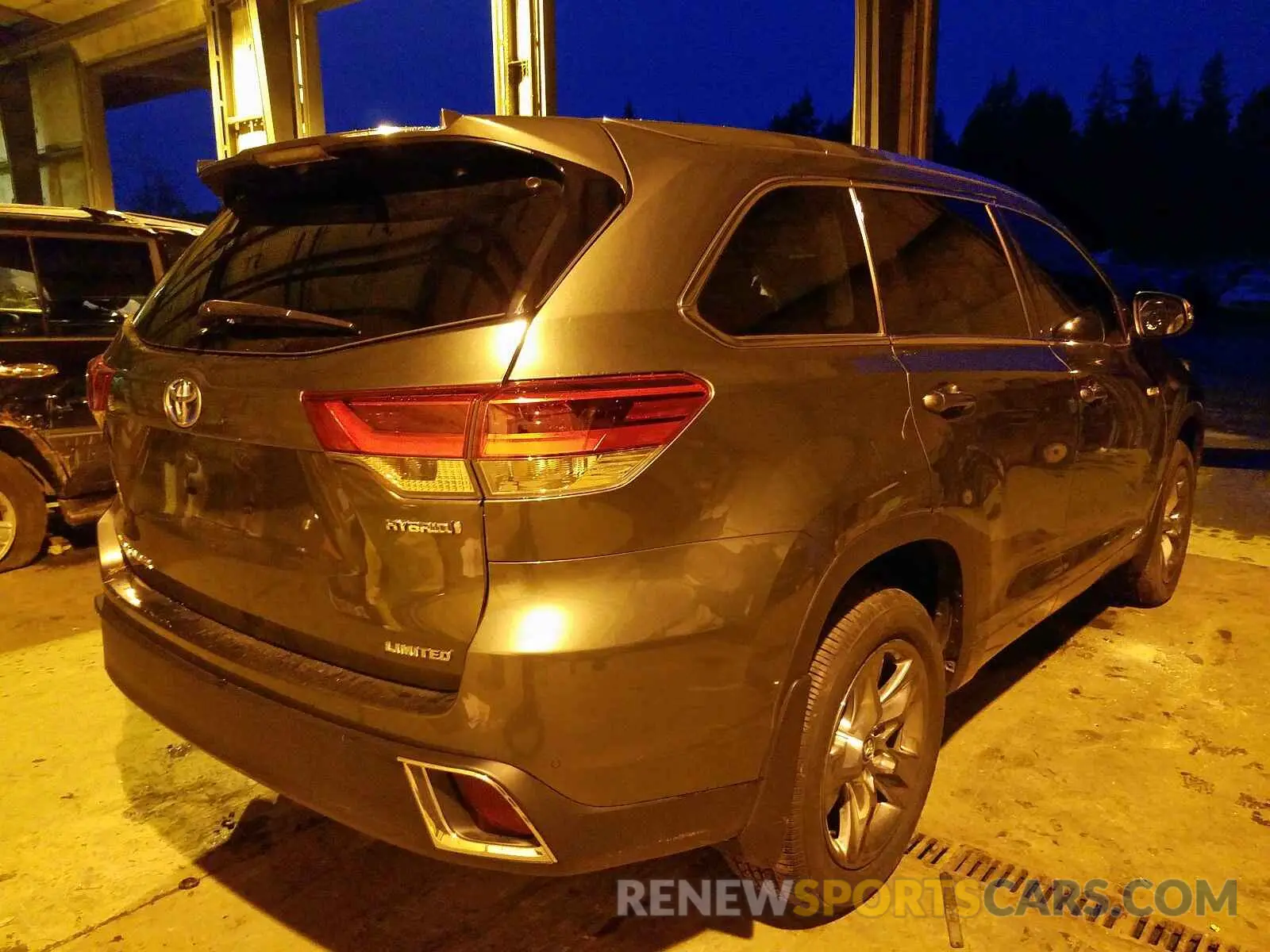4 Photograph of a damaged car 5TDDGRFH0KS054137 TOYOTA HIGHLANDER 2019