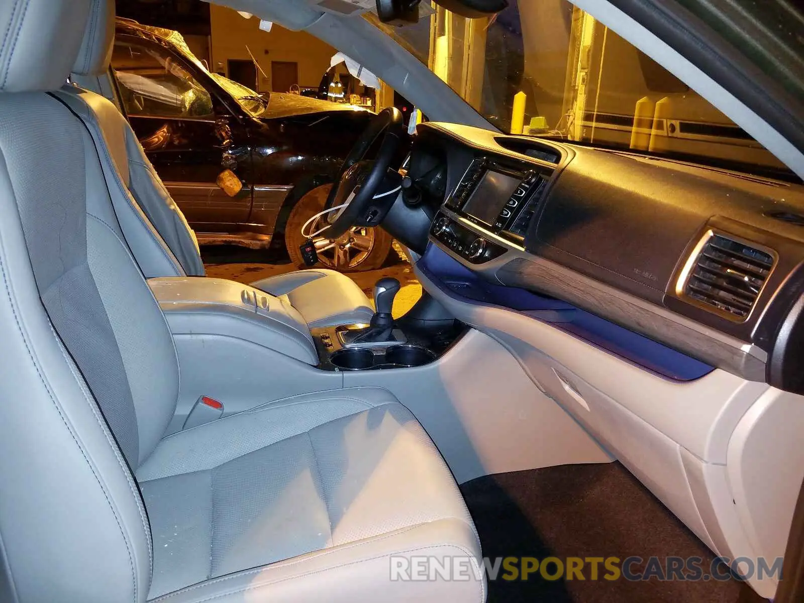 5 Photograph of a damaged car 5TDDGRFH0KS054137 TOYOTA HIGHLANDER 2019