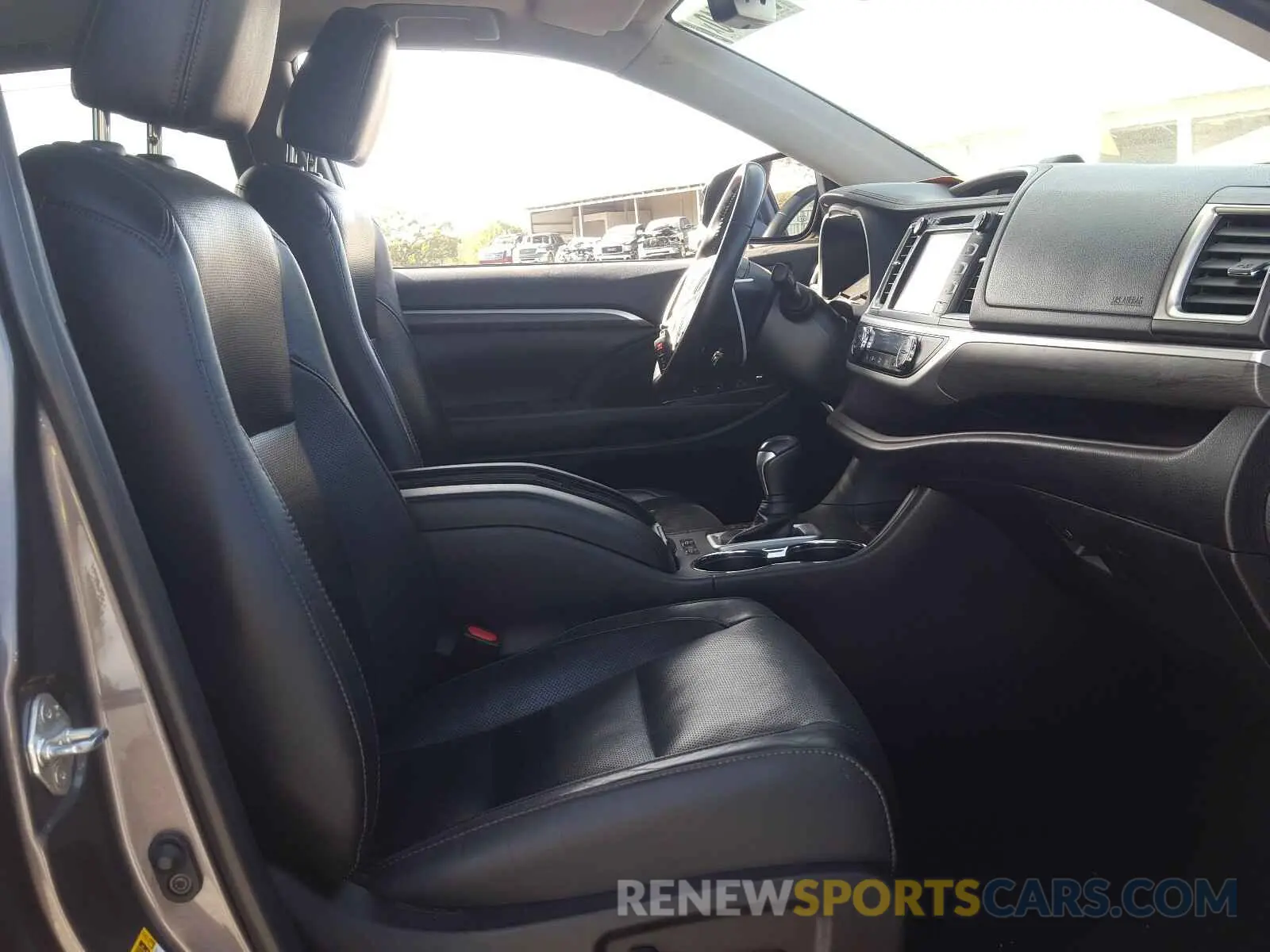 5 Photograph of a damaged car 5TDDGRFH0KS054882 TOYOTA HIGHLANDER 2019