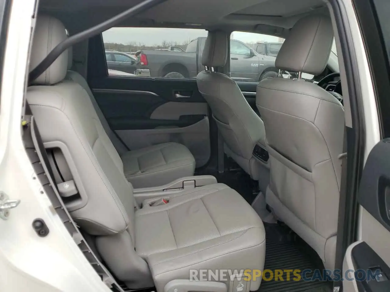 11 Photograph of a damaged car 5TDDGRFH0KS067521 TOYOTA HIGHLANDER 2019