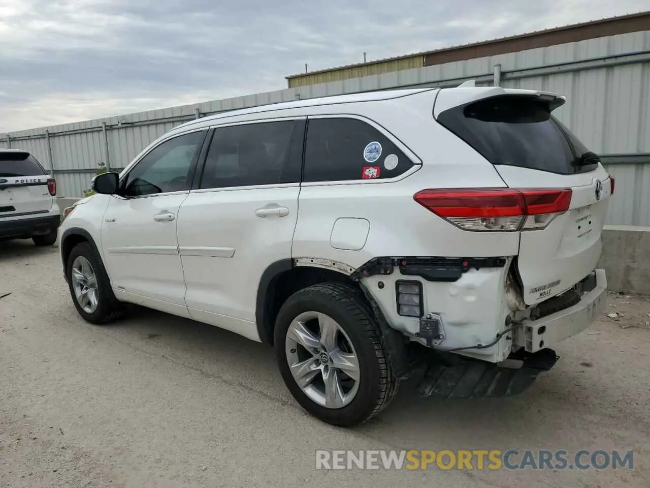 2 Photograph of a damaged car 5TDDGRFH0KS067521 TOYOTA HIGHLANDER 2019