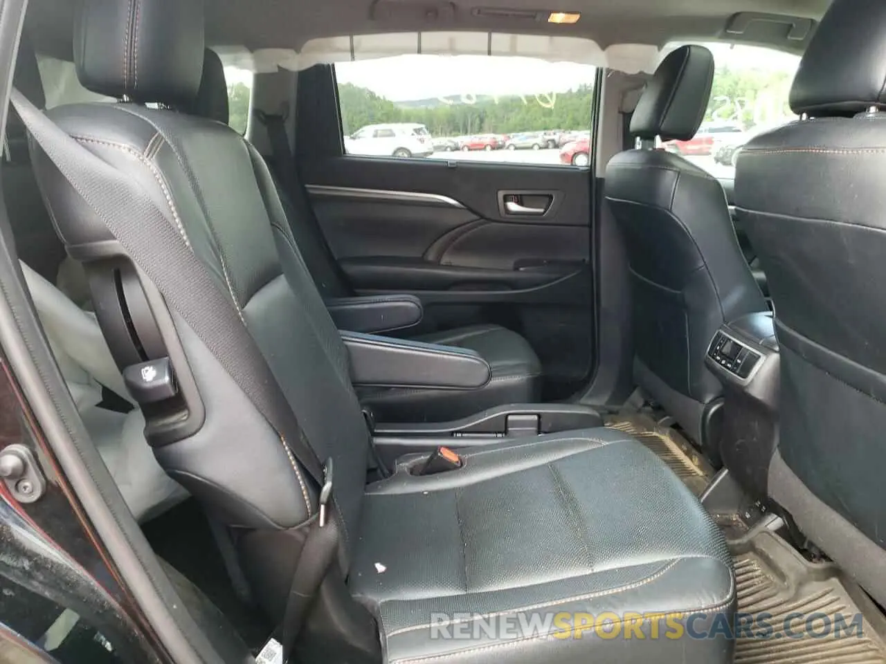 6 Photograph of a damaged car 5TDDGRFH0KS072640 TOYOTA HIGHLANDER 2019