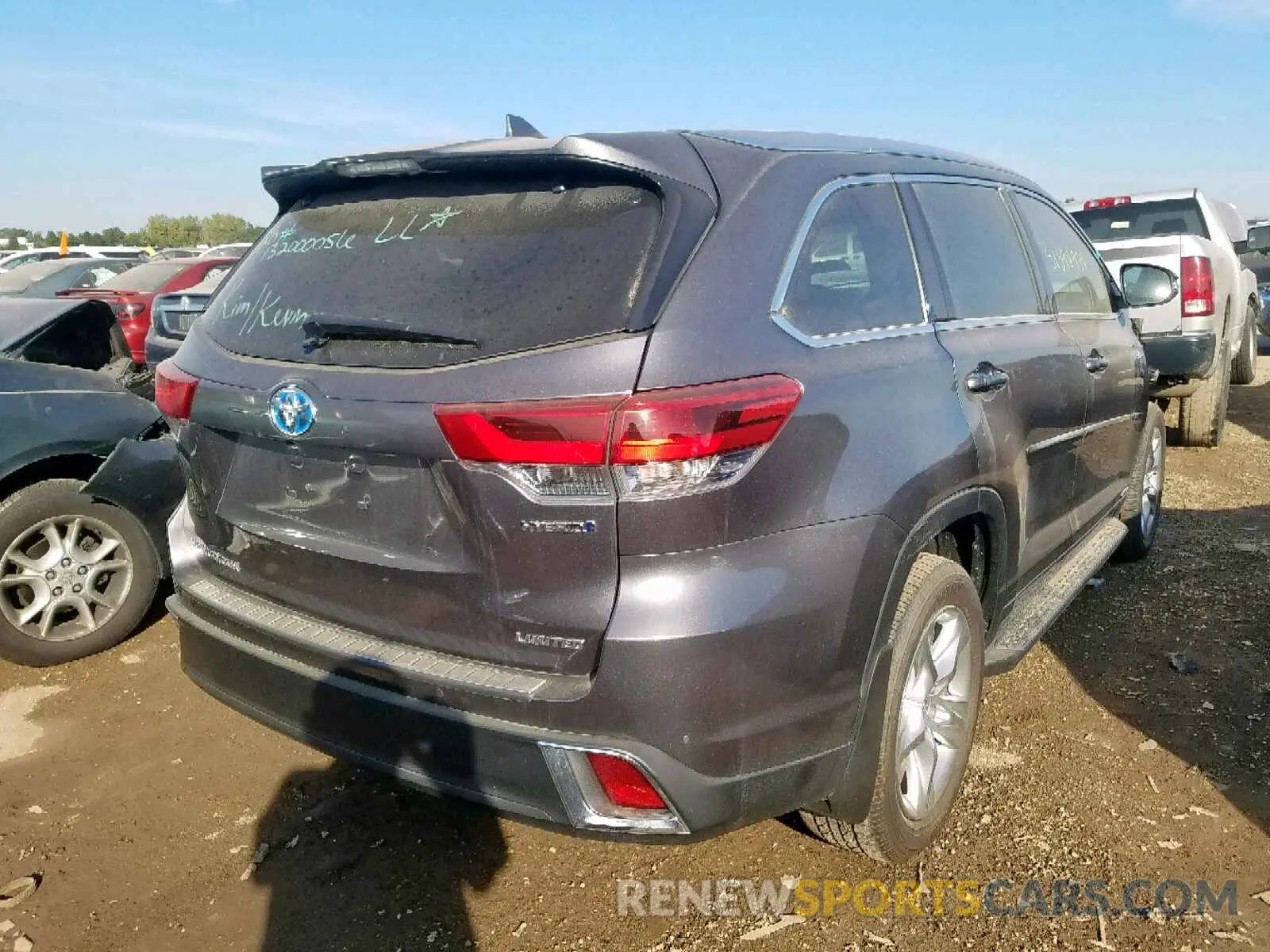 4 Photograph of a damaged car 5TDDGRFH1KS057810 TOYOTA HIGHLANDER 2019