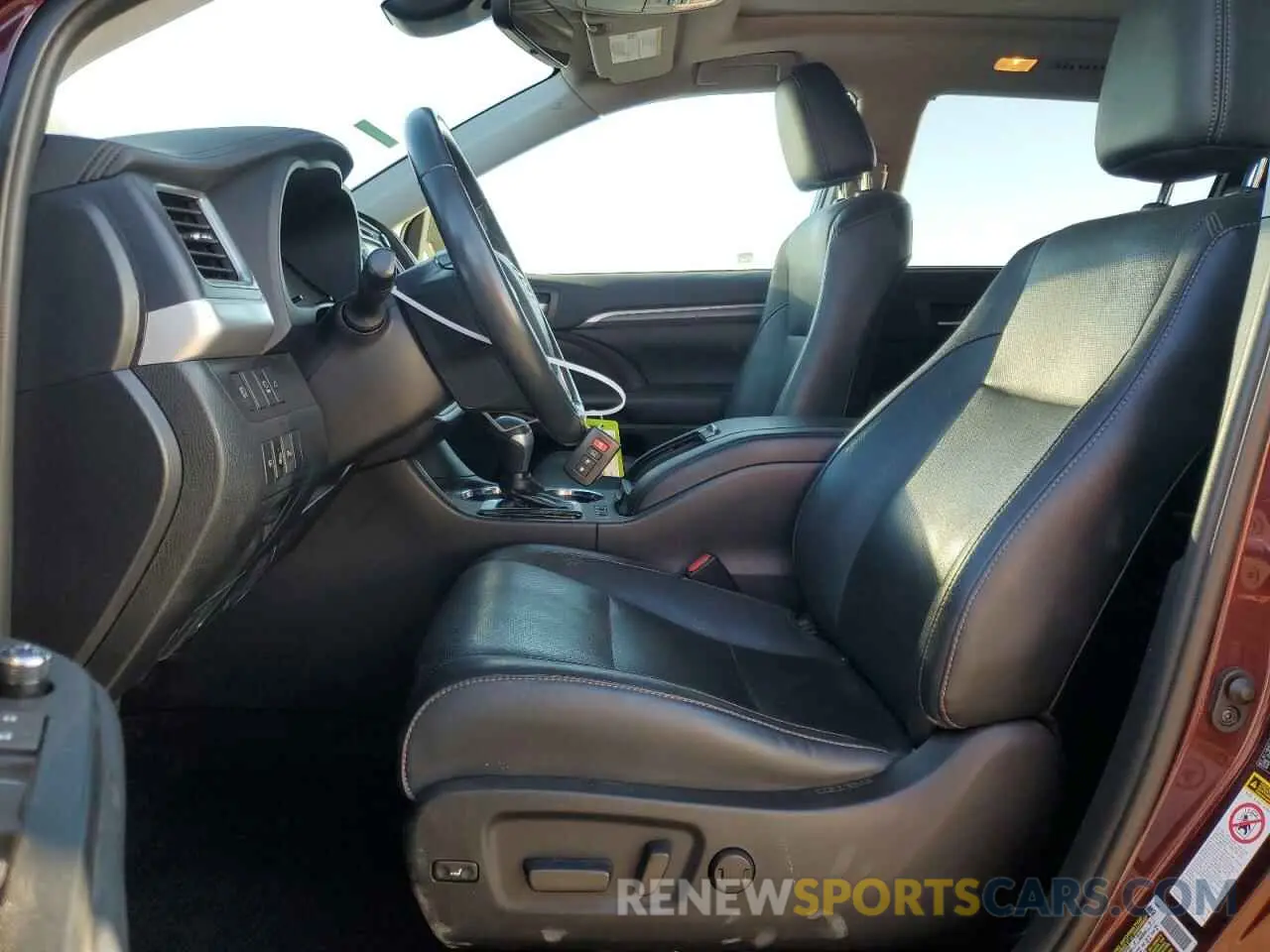 7 Photograph of a damaged car 5TDDGRFH1KS068533 TOYOTA HIGHLANDER 2019