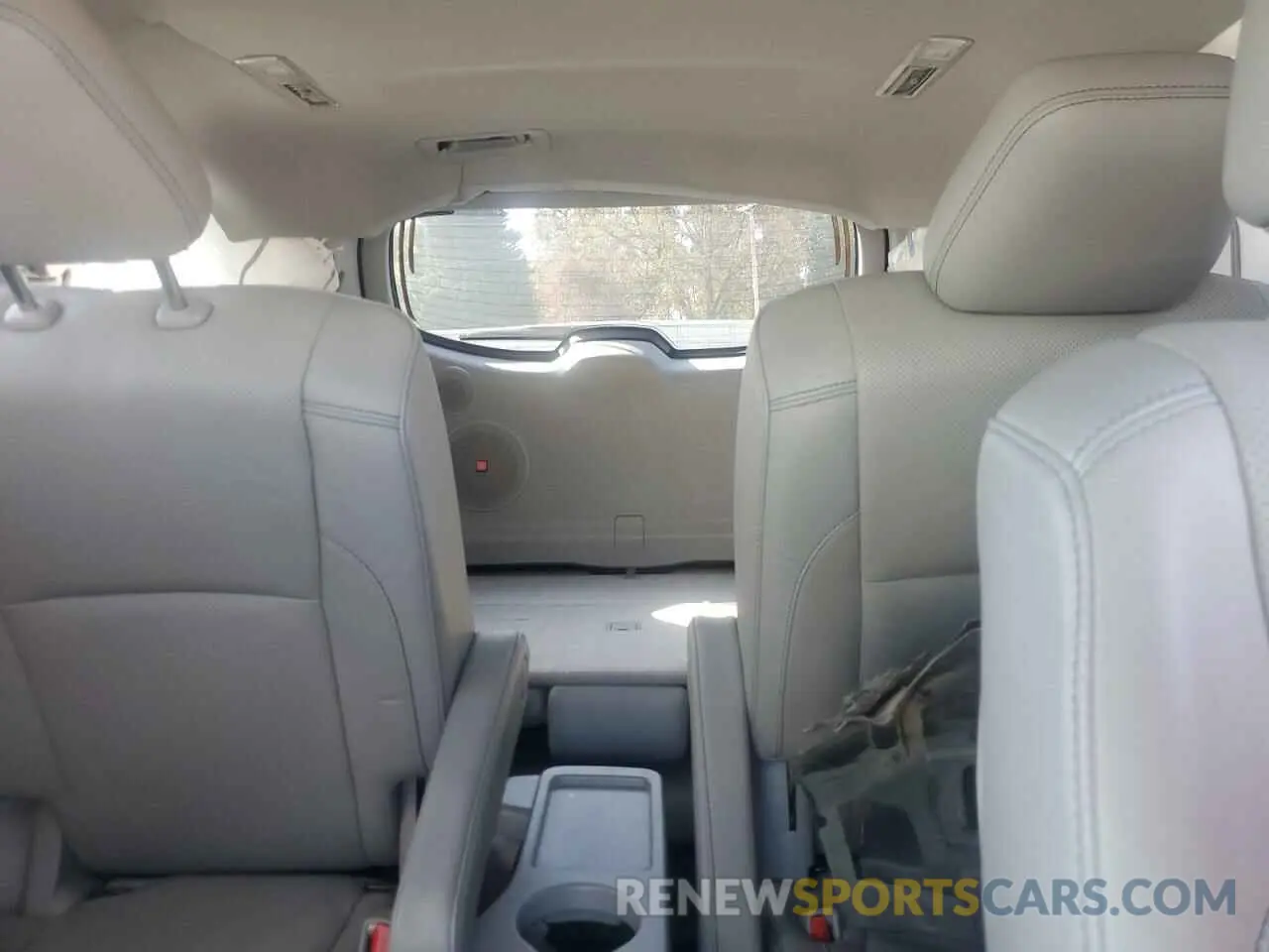 10 Photograph of a damaged car 5TDDGRFH1KS068791 TOYOTA HIGHLANDER 2019