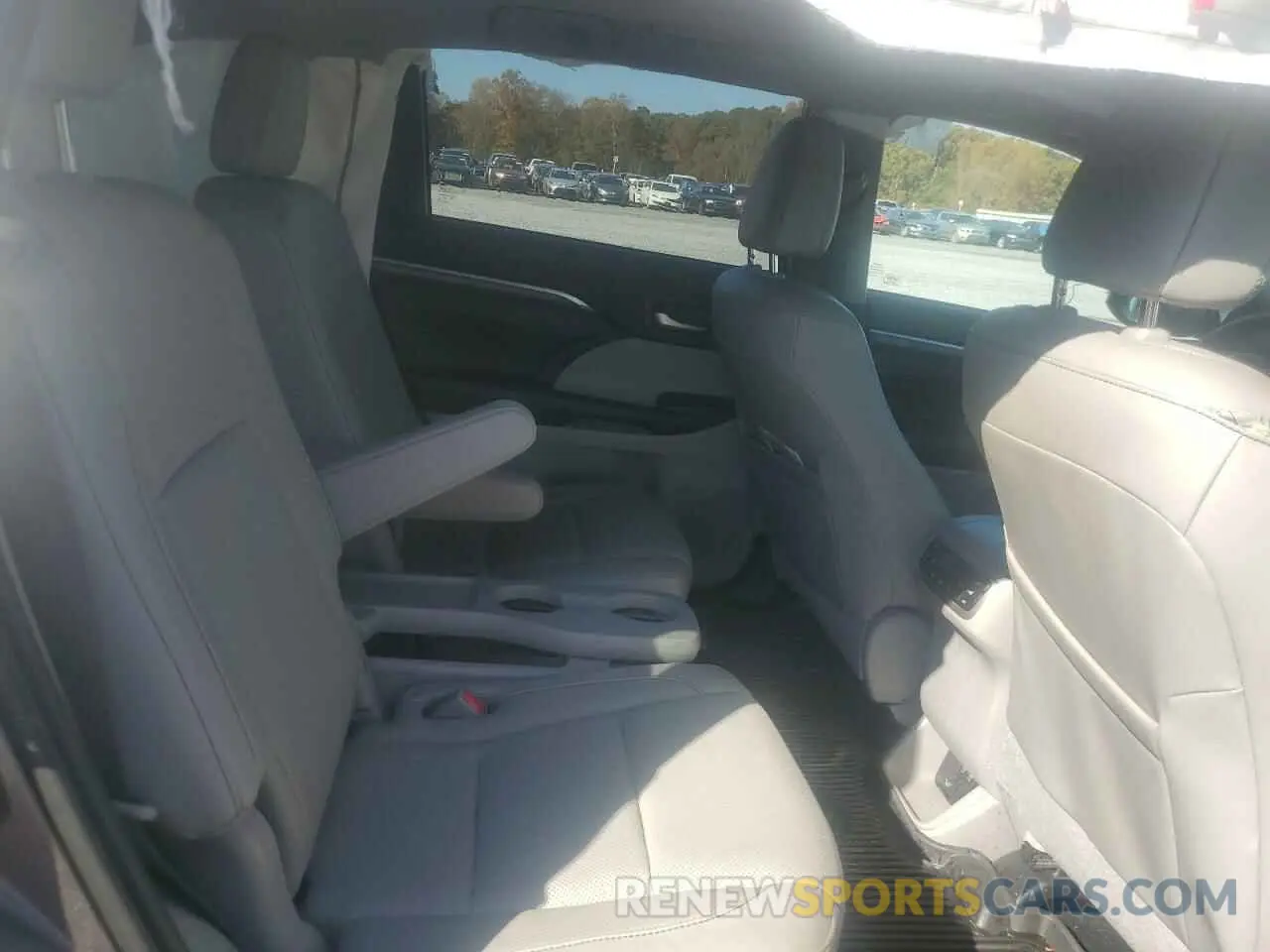 11 Photograph of a damaged car 5TDDGRFH1KS068791 TOYOTA HIGHLANDER 2019