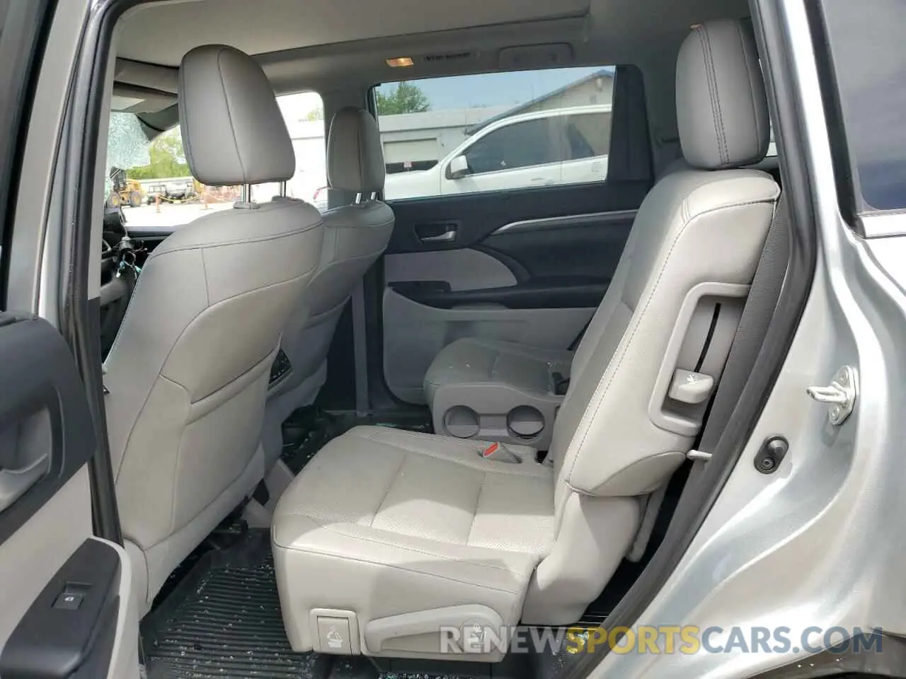 10 Photograph of a damaged car 5TDDGRFH4KS069904 TOYOTA HIGHLANDER 2019