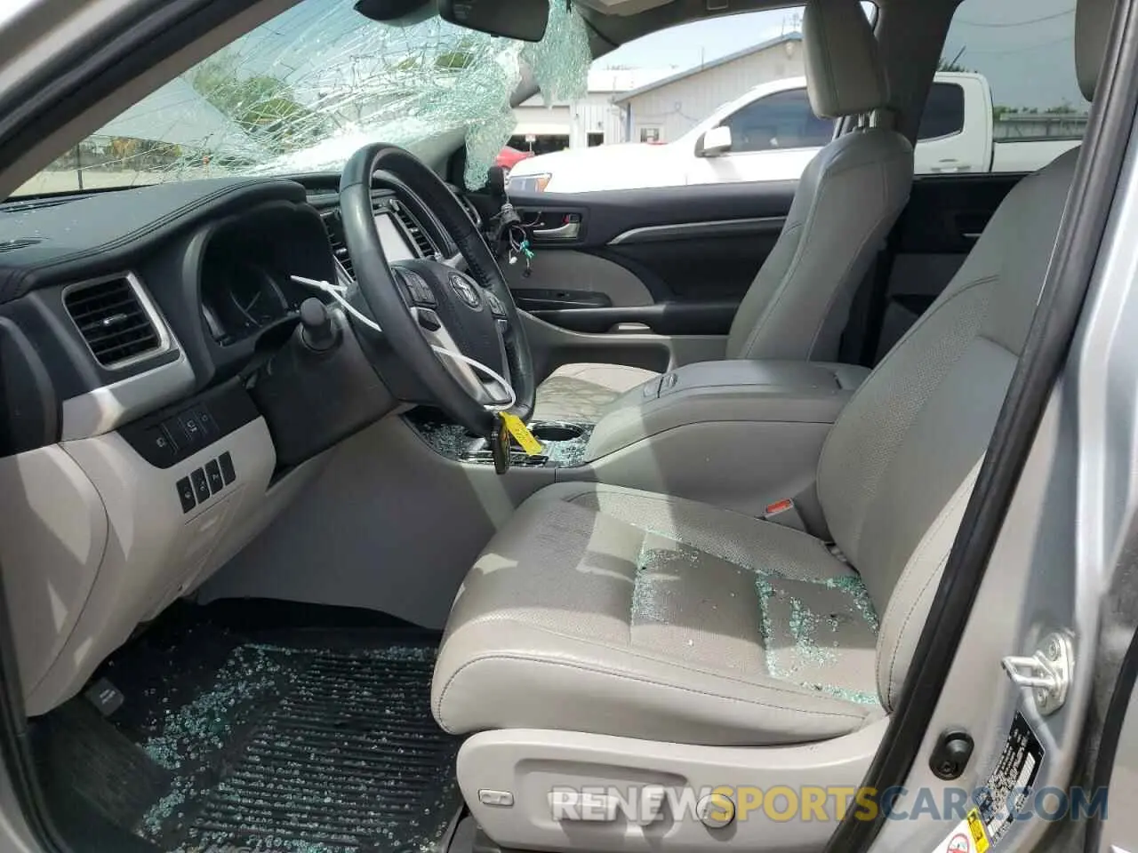 7 Photograph of a damaged car 5TDDGRFH4KS069904 TOYOTA HIGHLANDER 2019