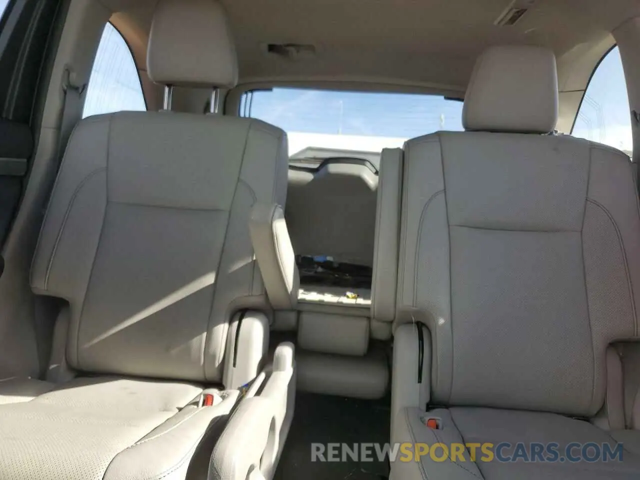 10 Photograph of a damaged car 5TDDGRFH5KS064288 TOYOTA HIGHLANDER 2019