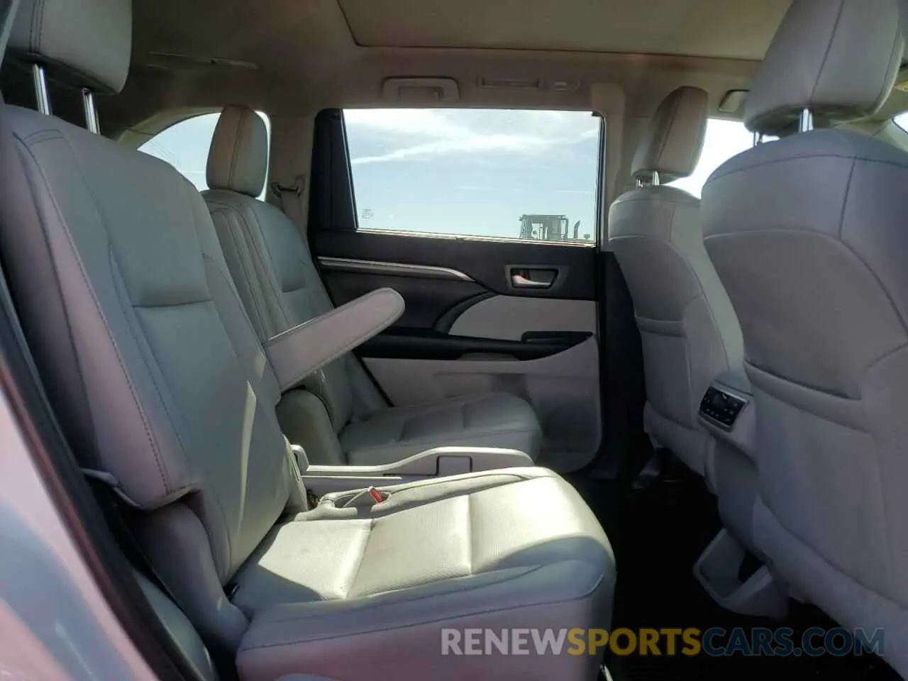 11 Photograph of a damaged car 5TDDGRFH5KS064288 TOYOTA HIGHLANDER 2019
