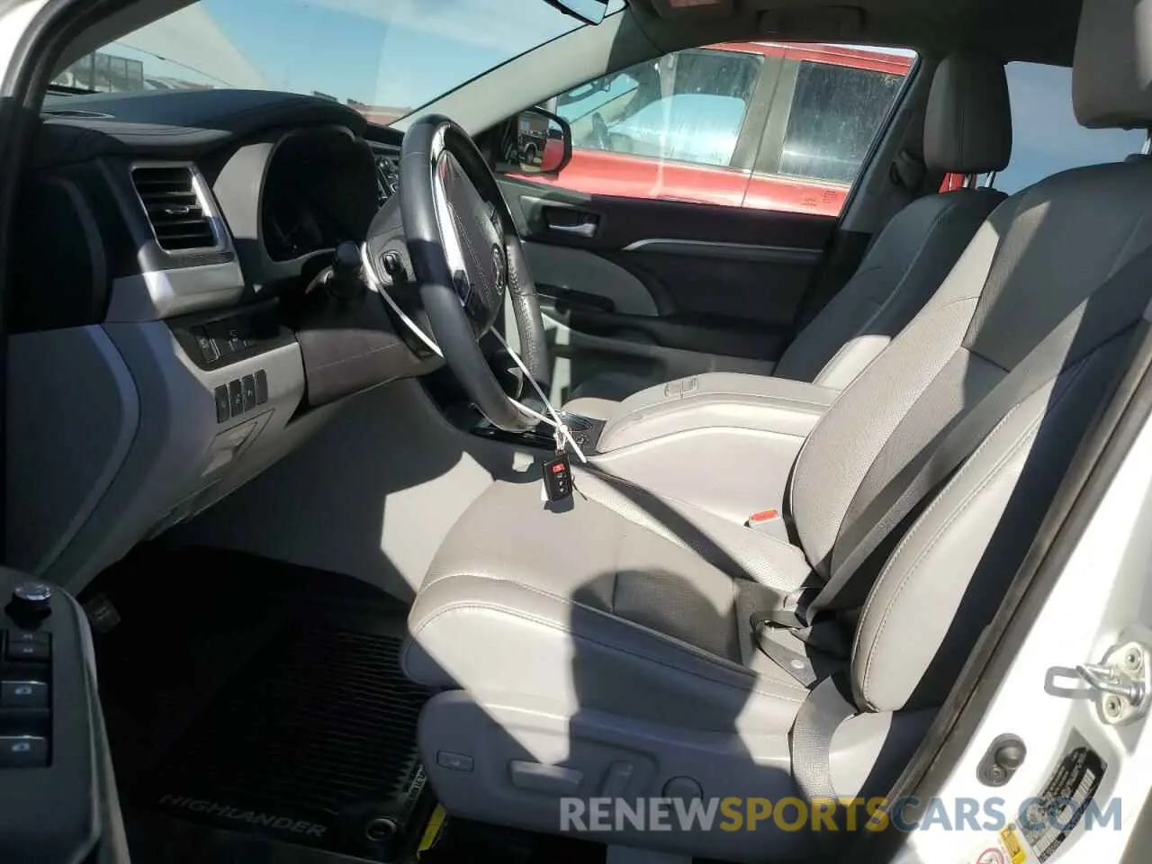 7 Photograph of a damaged car 5TDDGRFH5KS064288 TOYOTA HIGHLANDER 2019