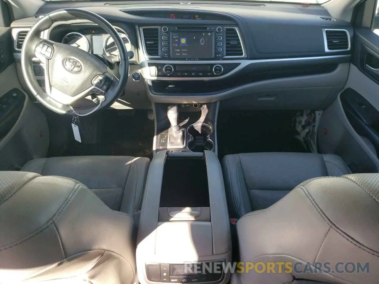 8 Photograph of a damaged car 5TDDGRFH5KS071595 TOYOTA HIGHLANDER 2019
