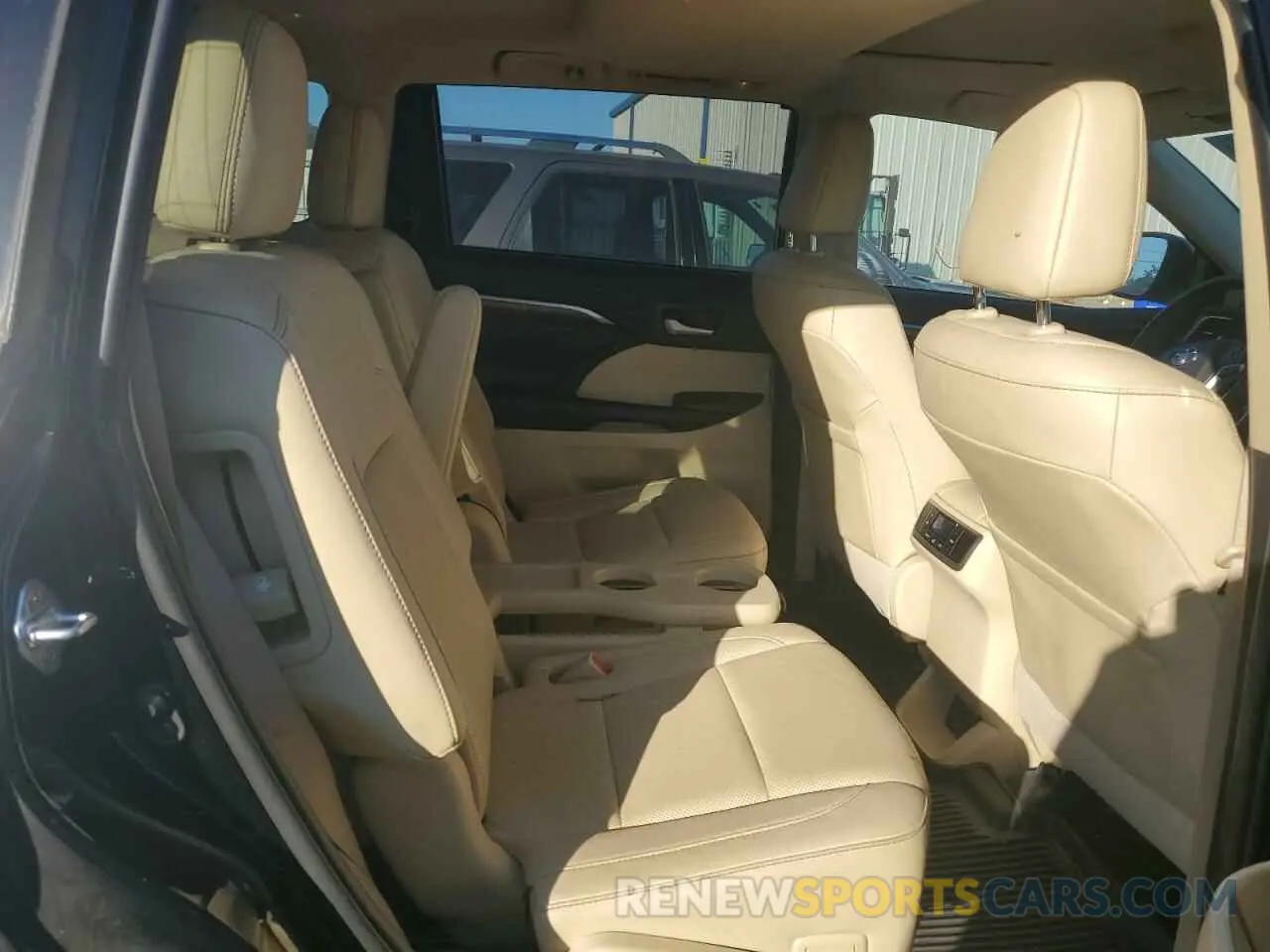 11 Photograph of a damaged car 5TDDGRFH7KS078497 TOYOTA HIGHLANDER 2019