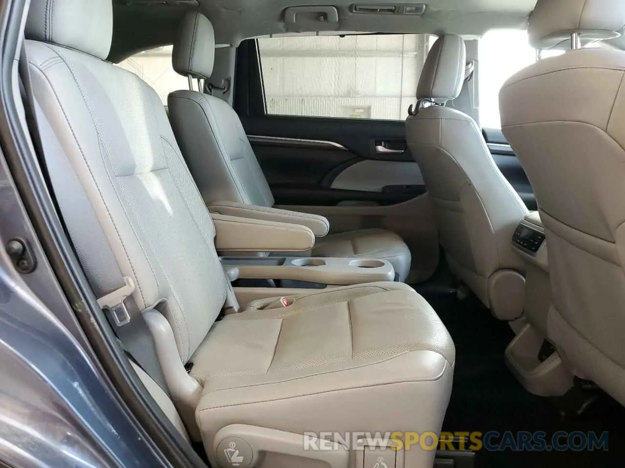 11 Photograph of a damaged car 5TDDGRFH8KS070831 TOYOTA HIGHLANDER 2019