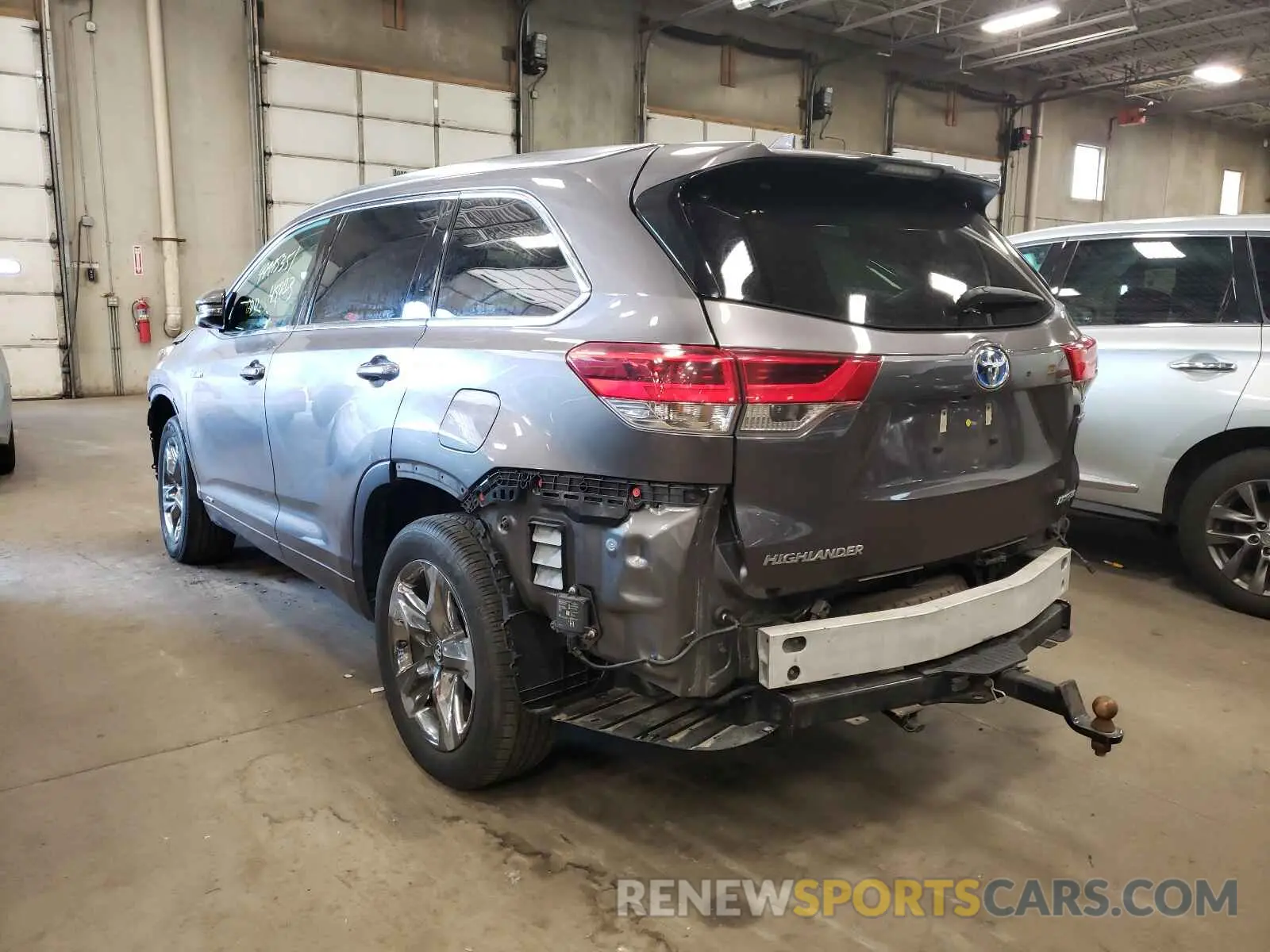 3 Photograph of a damaged car 5TDDGRFH9KS054119 TOYOTA HIGHLANDER 2019