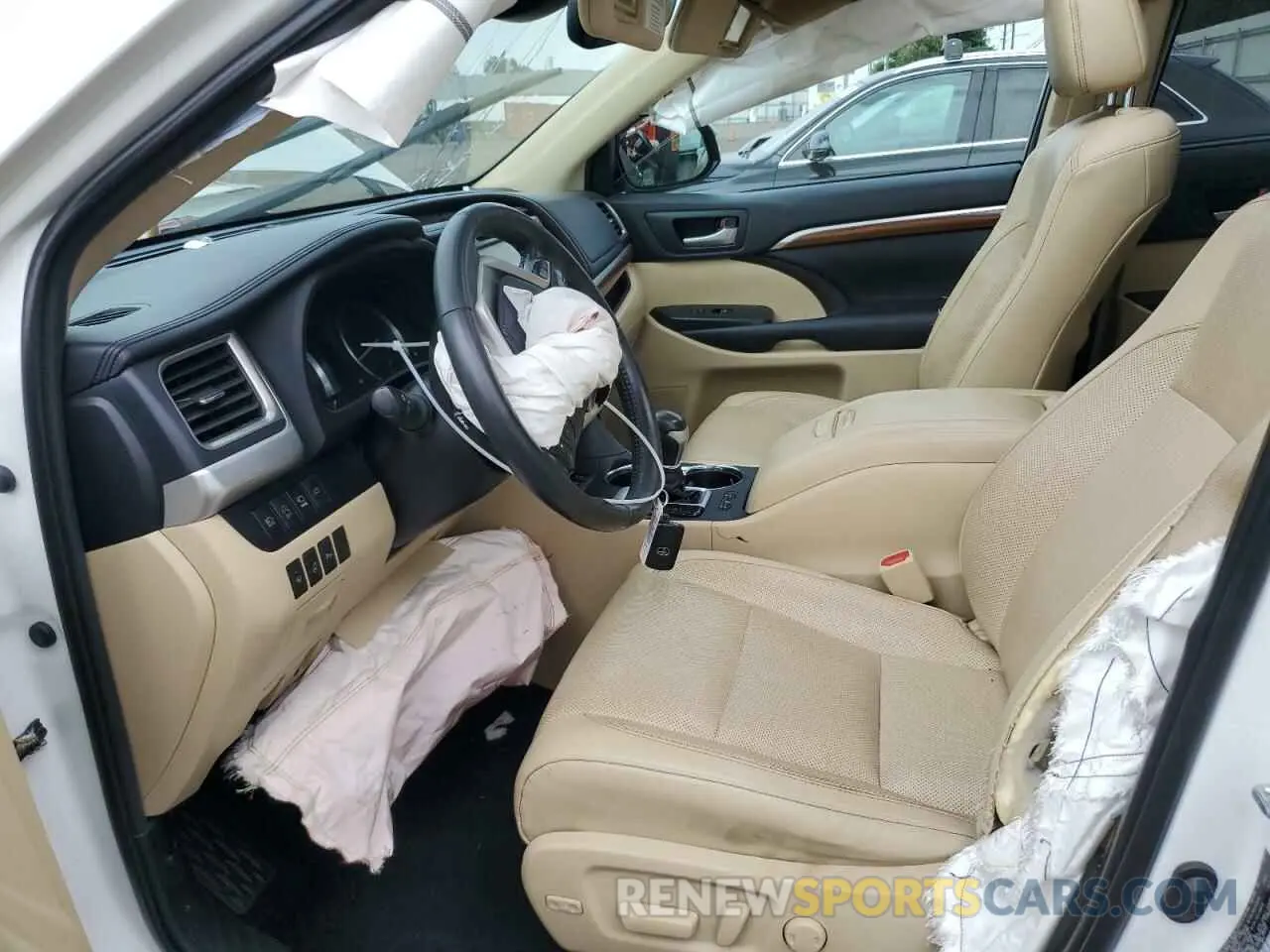 7 Photograph of a damaged car 5TDDZRFH0KS915715 TOYOTA HIGHLANDER 2019