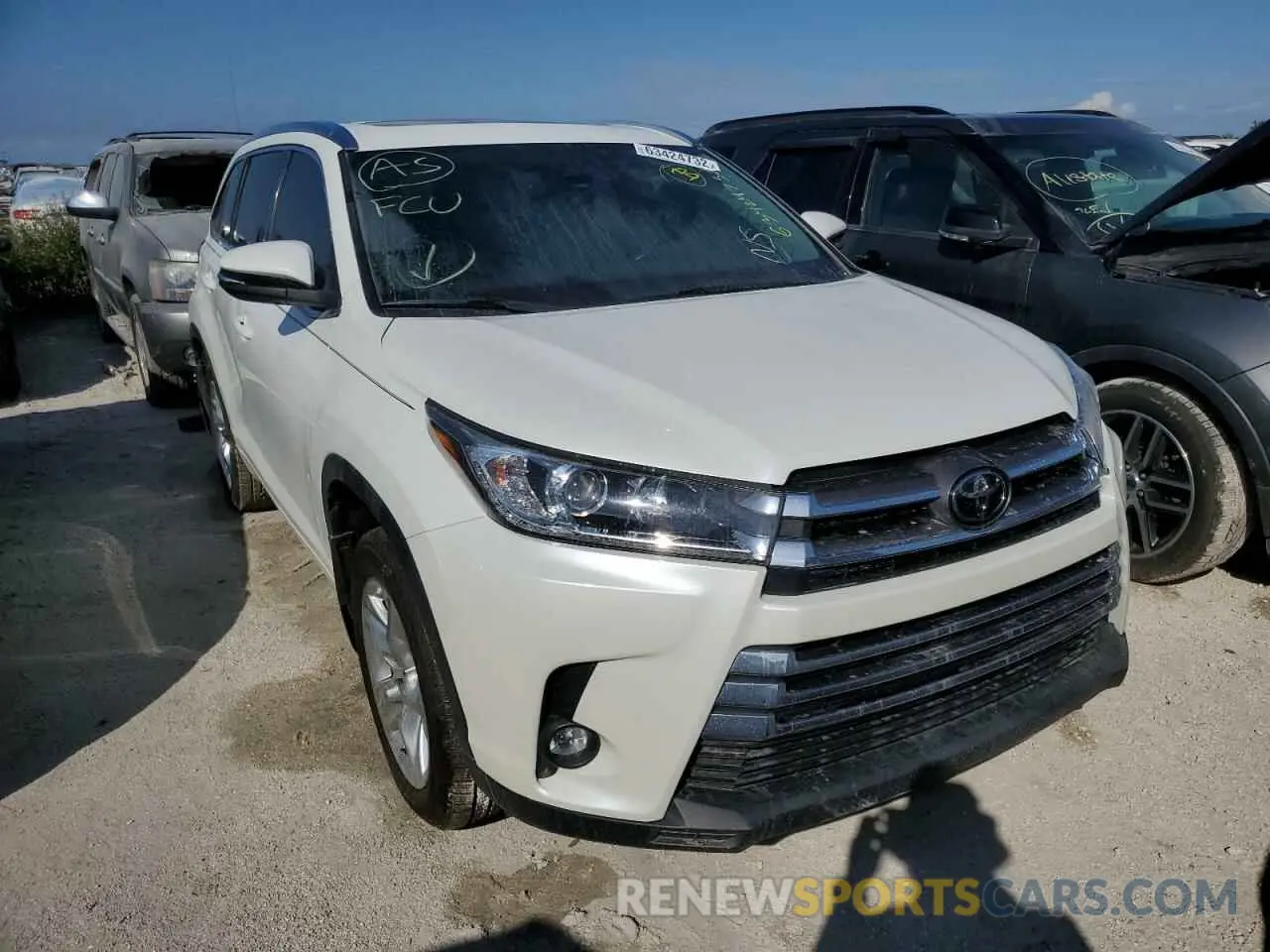 1 Photograph of a damaged car 5TDDZRFH0KS941747 TOYOTA HIGHLANDER 2019