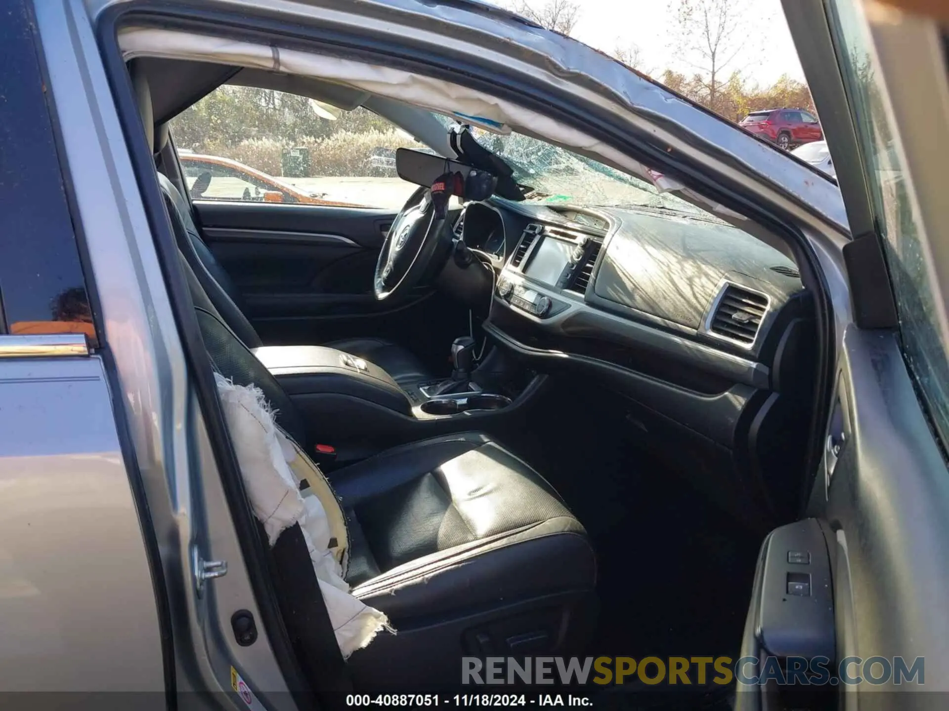 5 Photograph of a damaged car 5TDDZRFH0KS965479 TOYOTA HIGHLANDER 2019