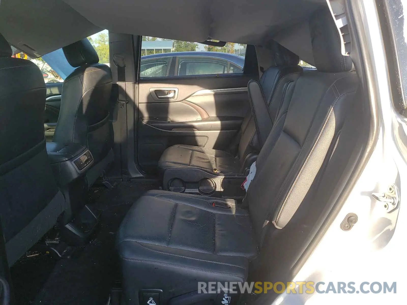 6 Photograph of a damaged car 5TDDZRFH0KS968074 TOYOTA HIGHLANDER 2019