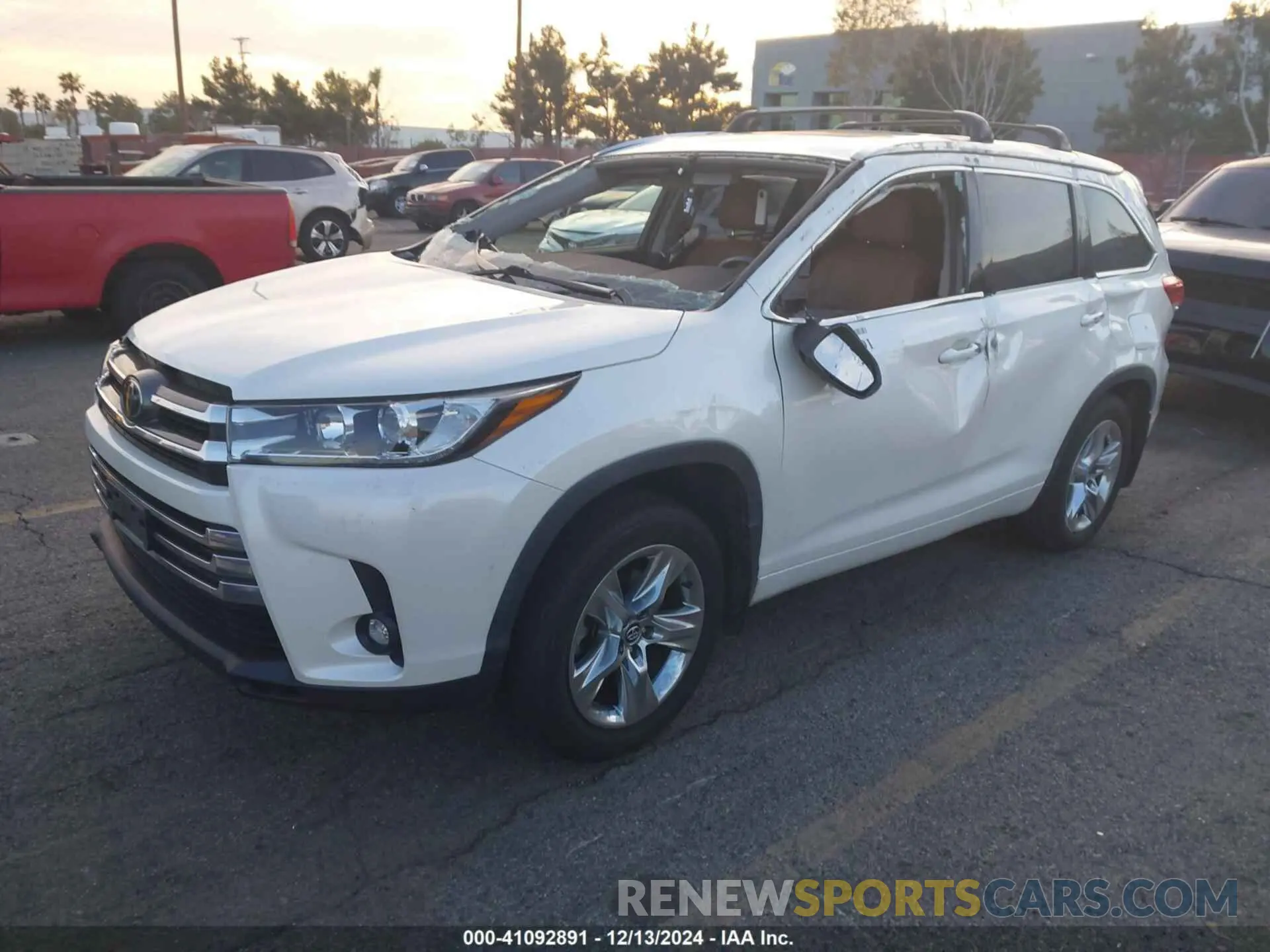 2 Photograph of a damaged car 5TDDZRFH1KS739581 TOYOTA HIGHLANDER 2019