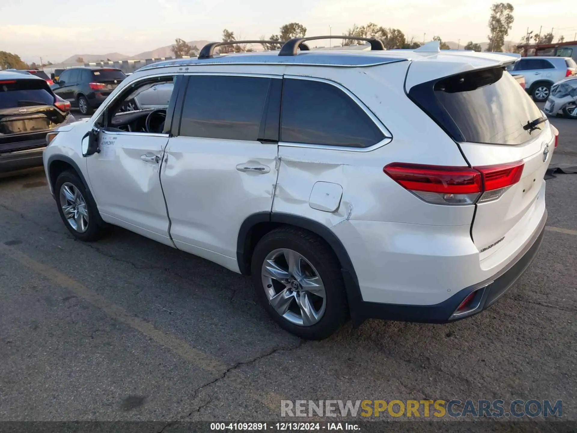 3 Photograph of a damaged car 5TDDZRFH1KS739581 TOYOTA HIGHLANDER 2019