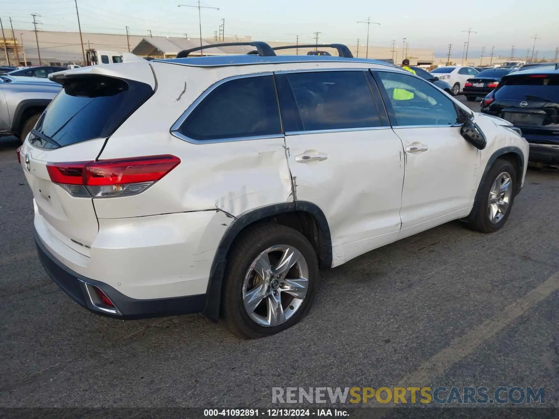 4 Photograph of a damaged car 5TDDZRFH1KS739581 TOYOTA HIGHLANDER 2019