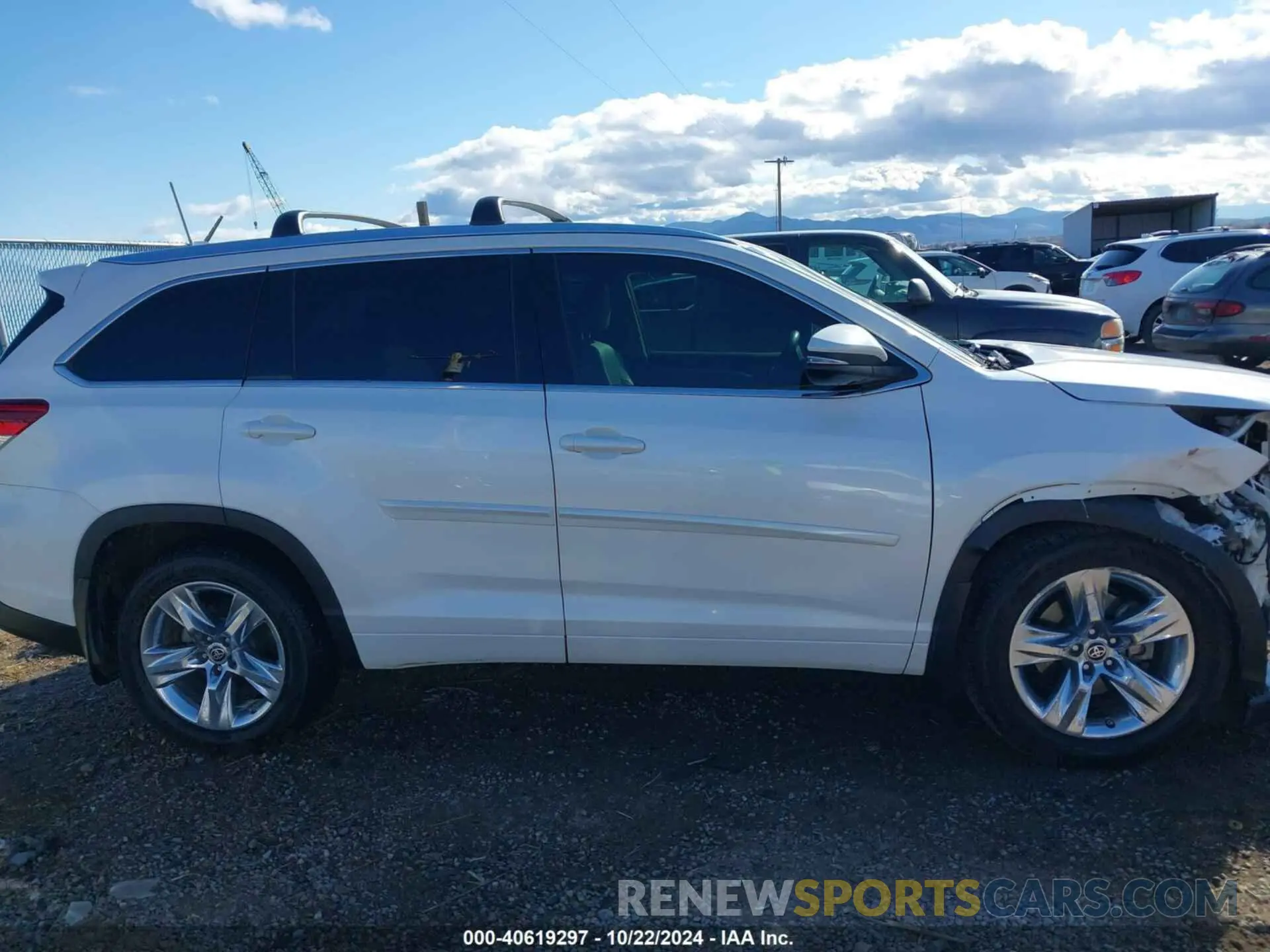 14 Photograph of a damaged car 5TDDZRFH1KS745901 TOYOTA HIGHLANDER 2019