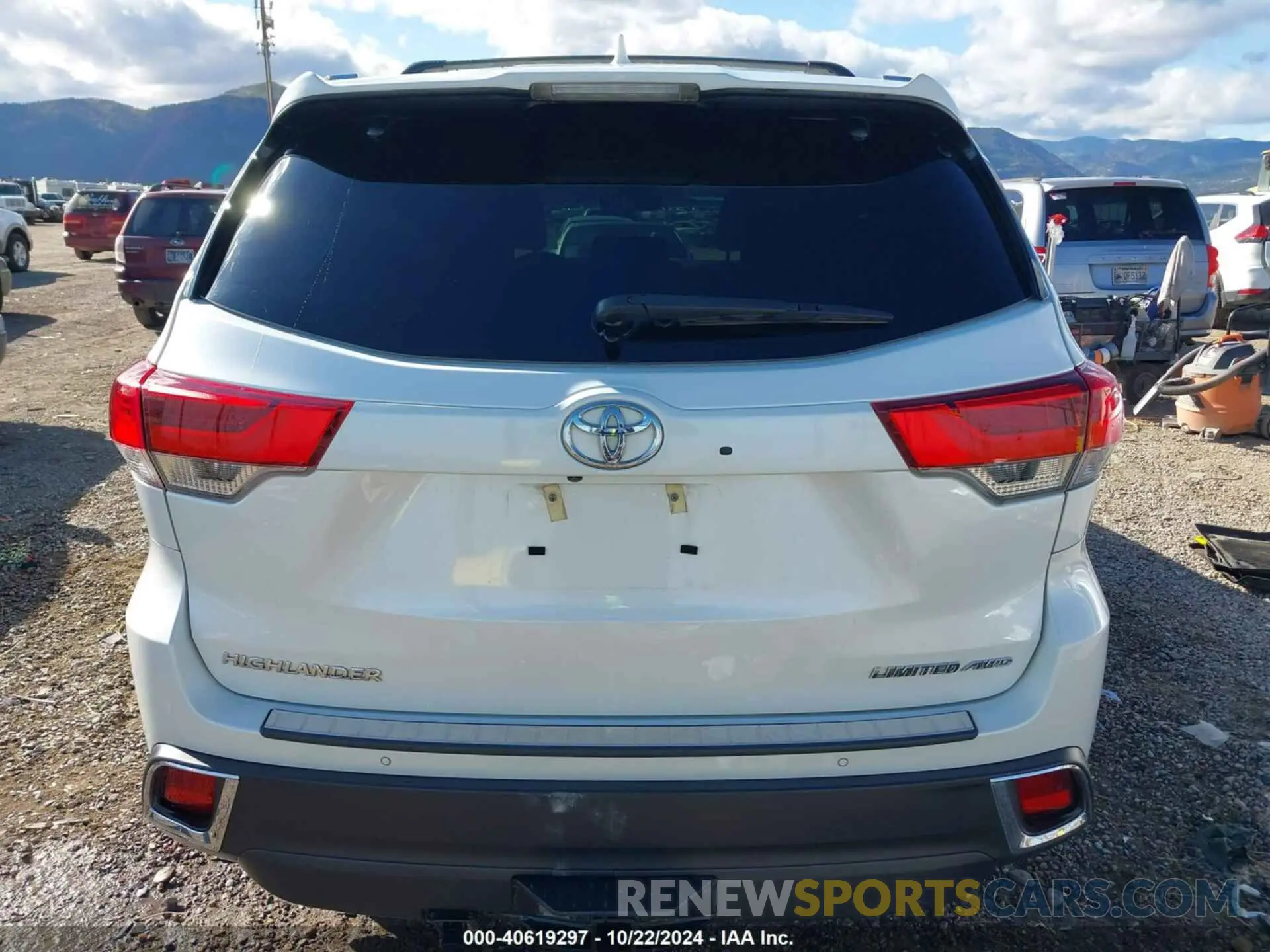 17 Photograph of a damaged car 5TDDZRFH1KS745901 TOYOTA HIGHLANDER 2019