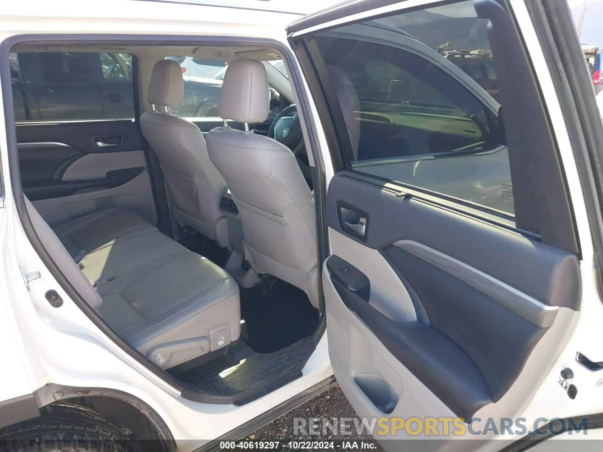 8 Photograph of a damaged car 5TDDZRFH1KS745901 TOYOTA HIGHLANDER 2019