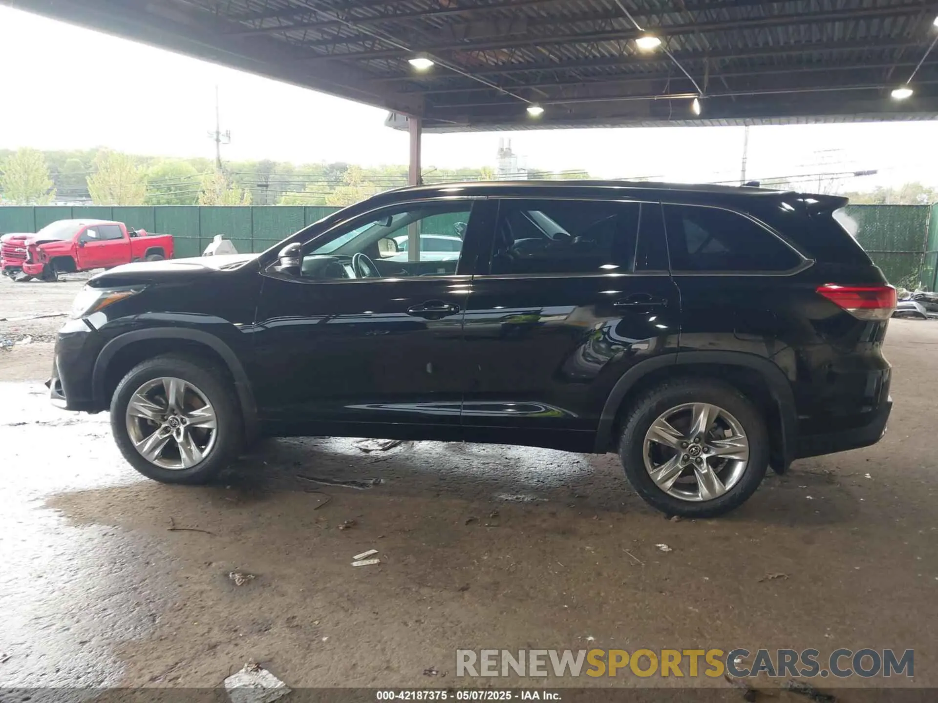 14 Photograph of a damaged car 5TDDZRFH1KS944074 TOYOTA HIGHLANDER 2019