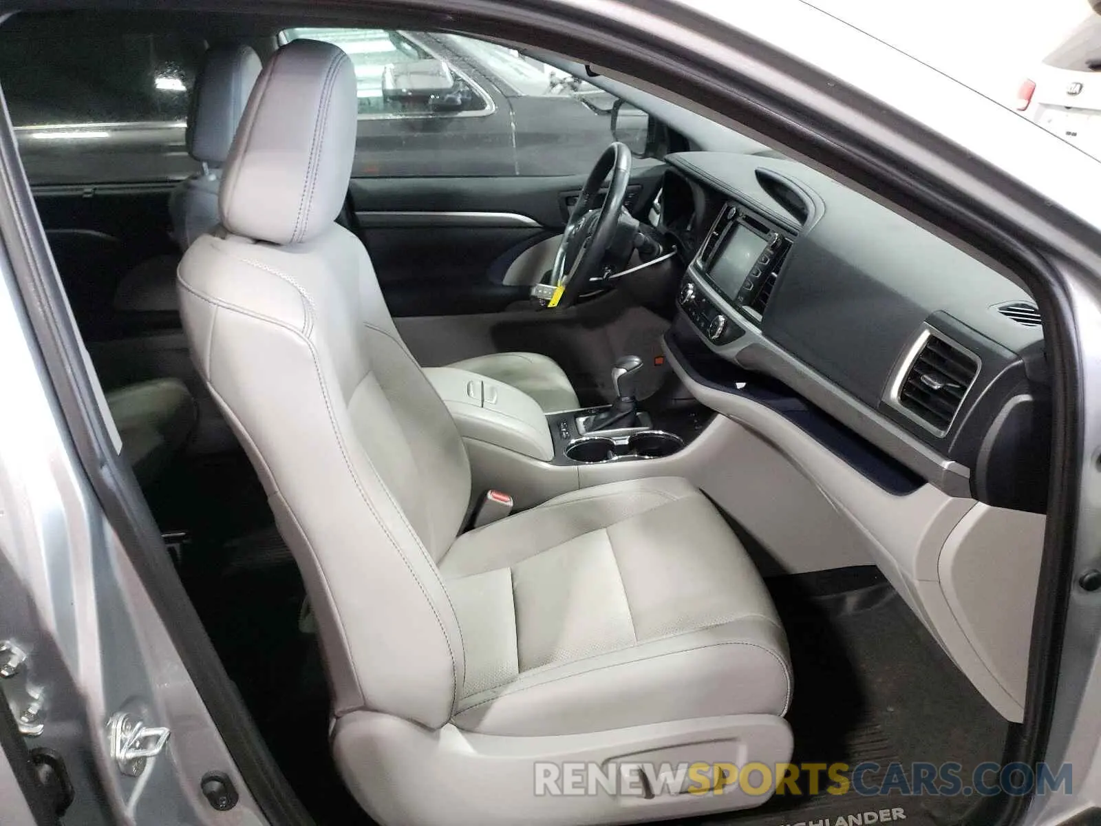 5 Photograph of a damaged car 5TDDZRFH2KS962485 TOYOTA HIGHLANDER 2019