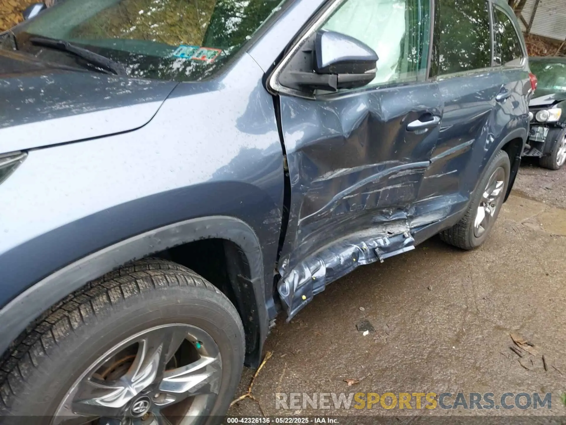 17 Photograph of a damaged car 5TDDZRFH2KS993591 TOYOTA HIGHLANDER 2019