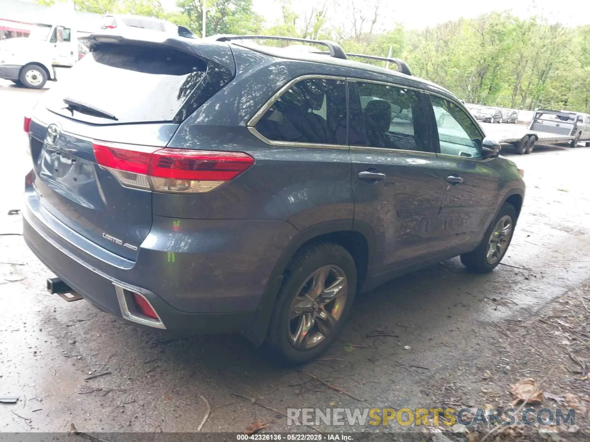 4 Photograph of a damaged car 5TDDZRFH2KS993591 TOYOTA HIGHLANDER 2019