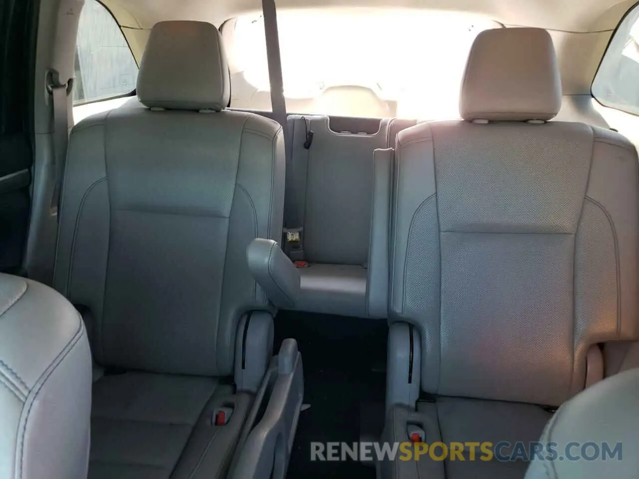 10 Photograph of a damaged car 5TDDZRFH3KS725875 TOYOTA HIGHLANDER 2019