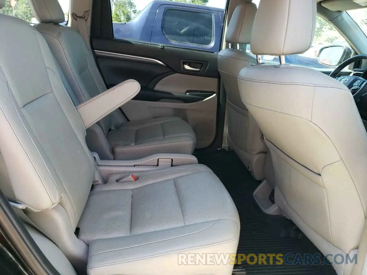 11 Photograph of a damaged car 5TDDZRFH3KS725875 TOYOTA HIGHLANDER 2019