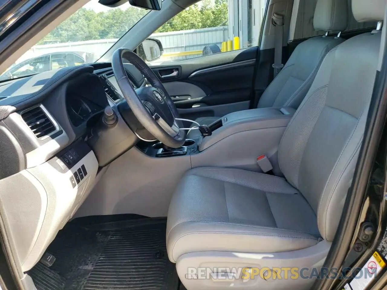 7 Photograph of a damaged car 5TDDZRFH3KS725875 TOYOTA HIGHLANDER 2019