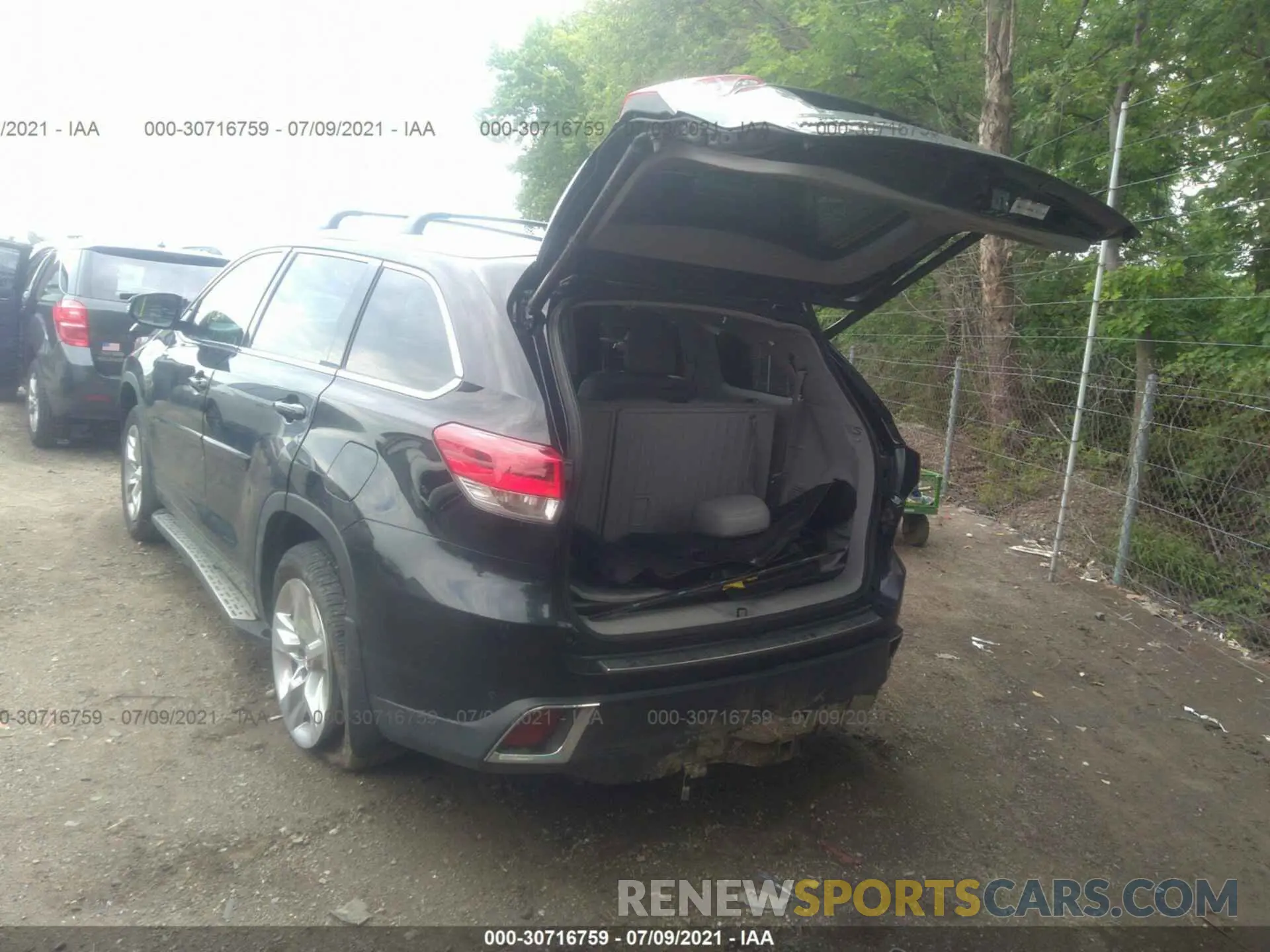 3 Photograph of a damaged car 5TDDZRFH4KS707935 TOYOTA HIGHLANDER 2019
