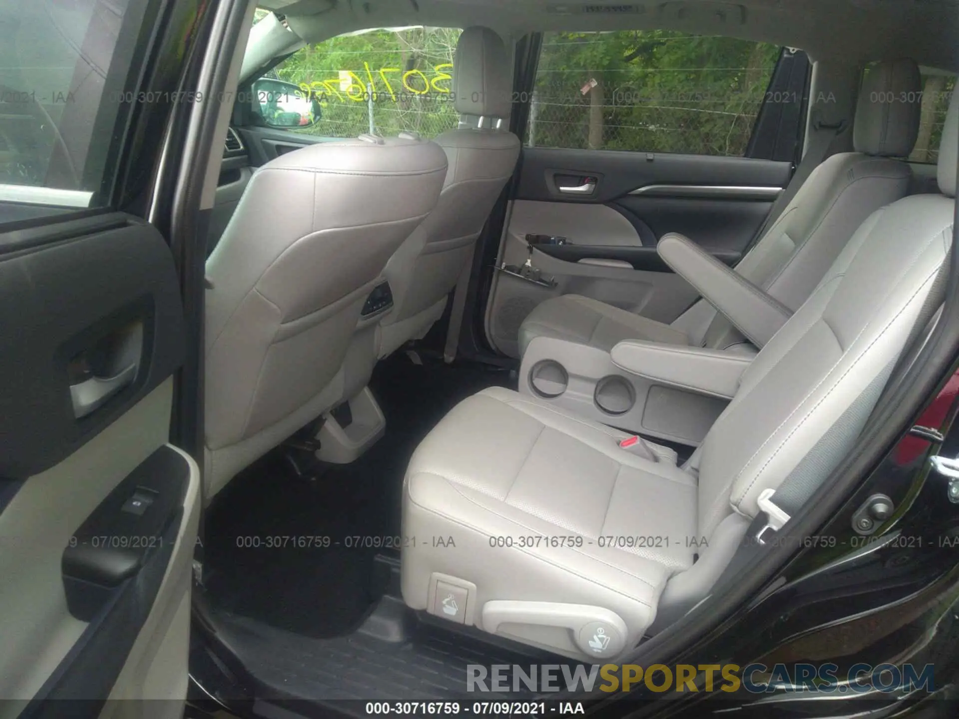 8 Photograph of a damaged car 5TDDZRFH4KS707935 TOYOTA HIGHLANDER 2019