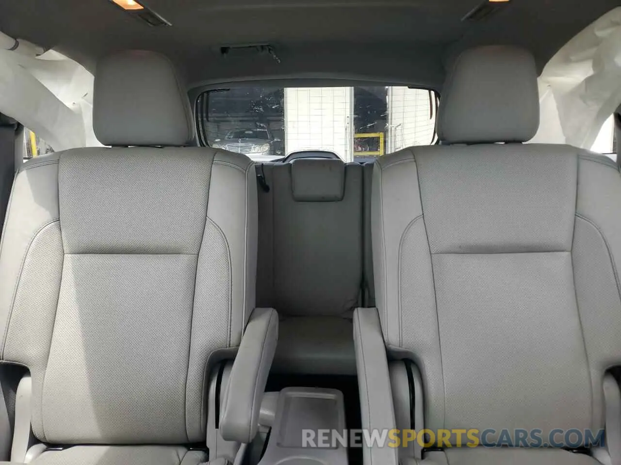 10 Photograph of a damaged car 5TDDZRFH4KS951181 TOYOTA HIGHLANDER 2019