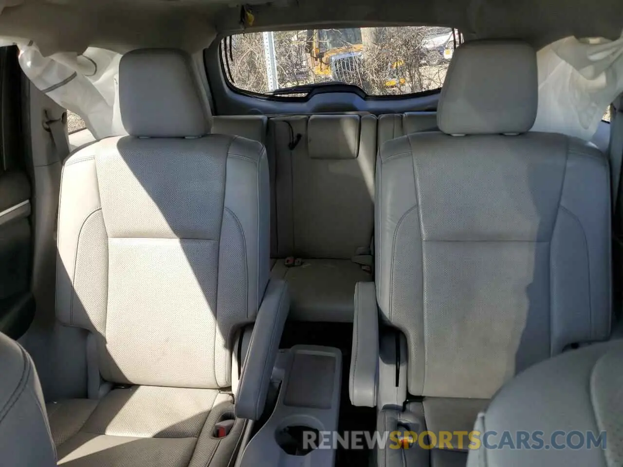 10 Photograph of a damaged car 5TDDZRFH4KS976999 TOYOTA HIGHLANDER 2019