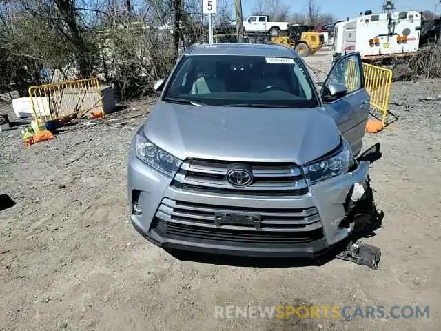11 Photograph of a damaged car 5TDDZRFH4KS976999 TOYOTA HIGHLANDER 2019