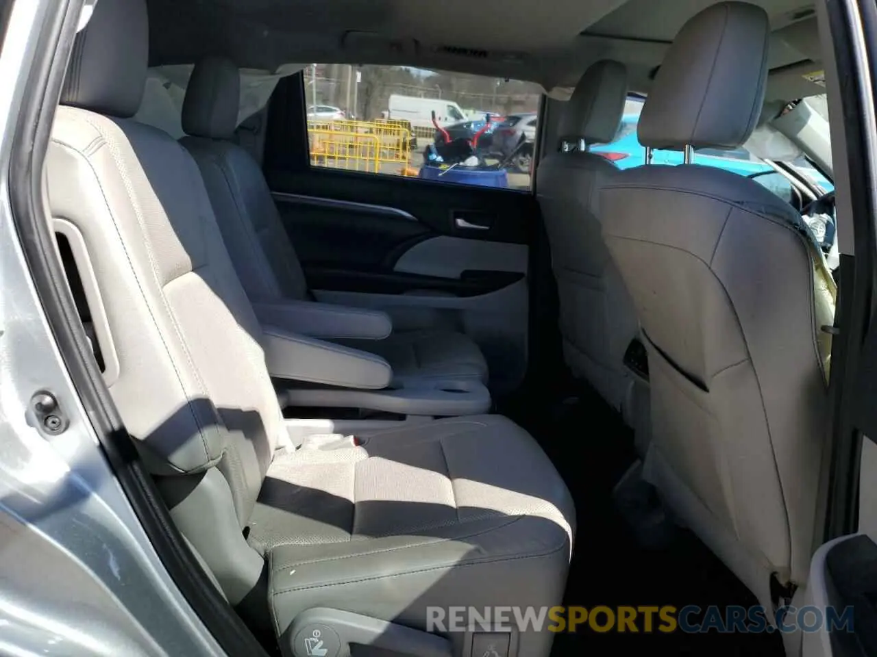 12 Photograph of a damaged car 5TDDZRFH4KS976999 TOYOTA HIGHLANDER 2019