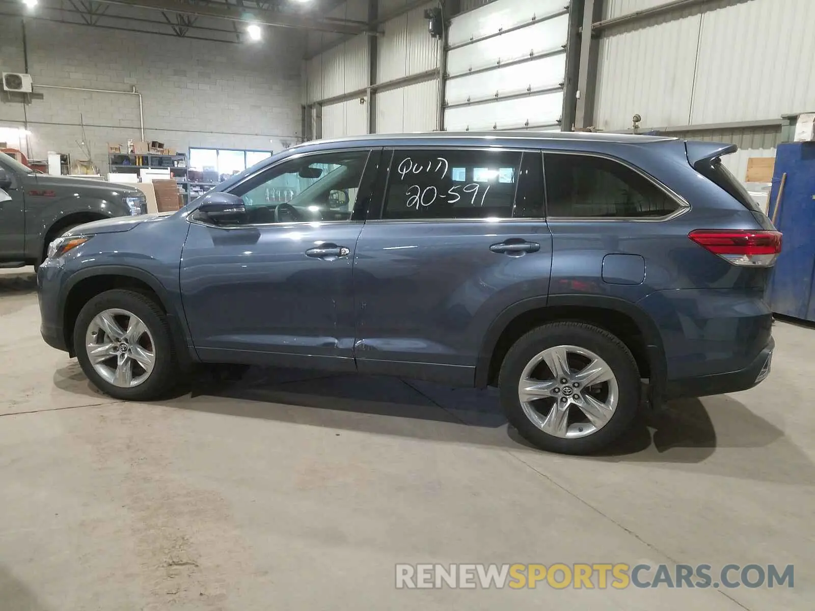 9 Photograph of a damaged car 5TDDZRFH5KS712030 TOYOTA HIGHLANDER 2019