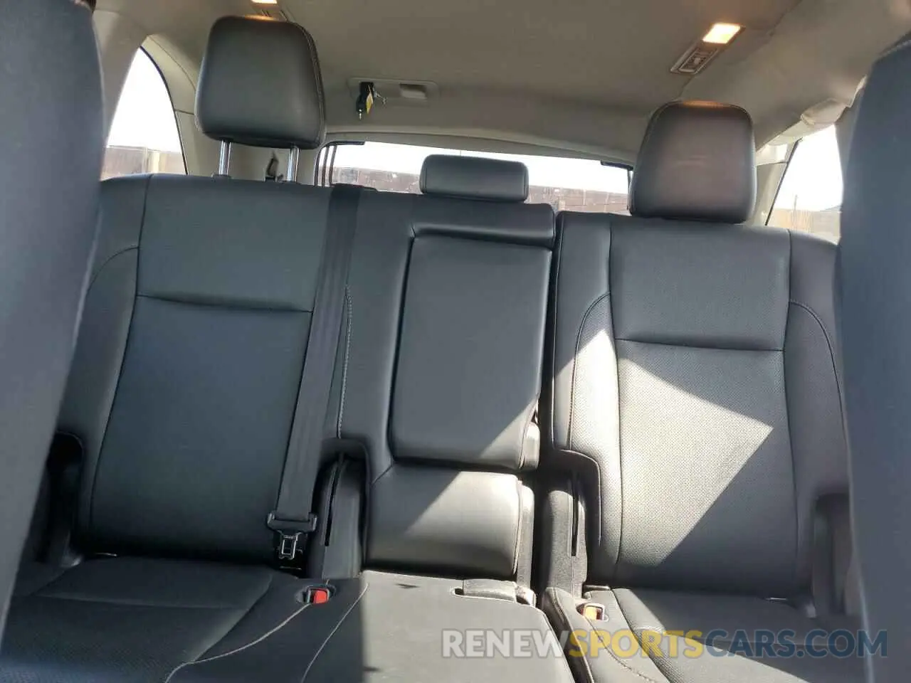 10 Photograph of a damaged car 5TDDZRFH6KS712523 TOYOTA HIGHLANDER 2019